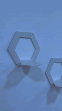 رفوف جدارية عصرية سداسية الشكل

الاستخدامات:

مثالية لتعليقها في غرفة المعيشة، غرفة النوم أو المطبخ لإضفاء لمسة عصرية.

لعرض التحف الصغيرة، النباتات، الكتب أو الاكسسوارات.

حل عملي وديكوري في نفس الوقت لتنظيم المساحات.

المميزات:

تصميم سداسي عصري يضيف لمسة فنية للجدران.

مصنوع من خامة متينة بطلاء أبيض أنيق يناسب جميع الديكورات.

سهولة التثبيت على الجدار مع وجود فتحات جاهزة للتعليق.

عملي وخفيف الوزن مع قدرة جيدة على التحمل.

يمكن ترتيبها بشكل منفصل أو جماعي لتكوين أشكال مميزة...
للطلب ارسل رابط هذ المنشور مع عنوانك الكامل ورقم الهاتفعبر الخاص أو عن طريق الواتساب,***********
