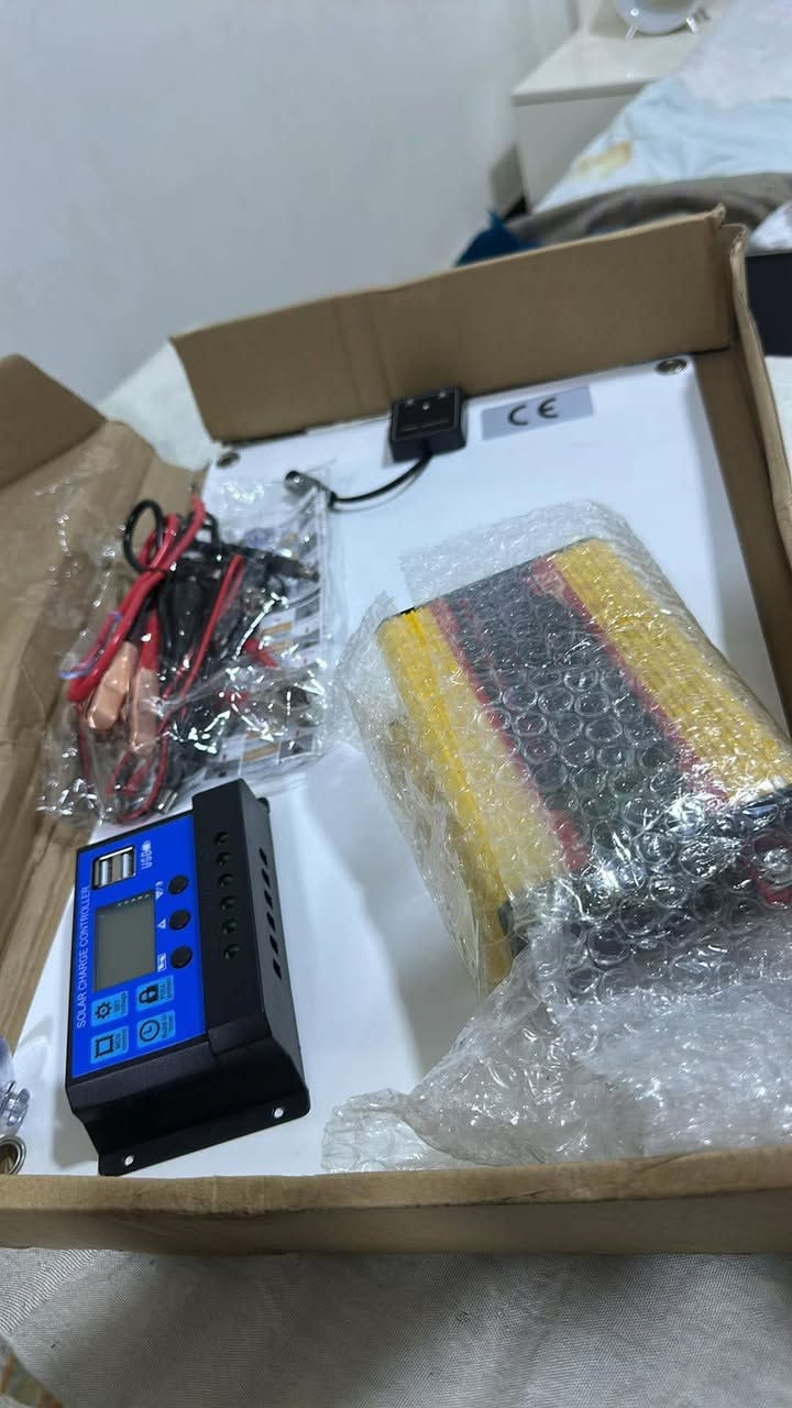 نبذة باستخدام الذكاء الاصطناعي    +2                    هذا الجهاز عبارة عن منظم شحن شمسي (Solar Charge Controller) بقدرة تيار غالباً ما تتراوح بين 10 أمبير و 30 أمبير.يعمل المنظم تلقائياً مع أنظمة جهد 12 فولت أو 24 فولت.يتميز بشاشة عرض LCD لإظهار حالة الشحن ومنفذين USB لشحن الأجهزة الإلكترونية.


**إذا كنت صاحب هذا الإعلان وتريد حذفه لأي سبب، رجاءا أرسل رسالة إلى الدعم الفني**