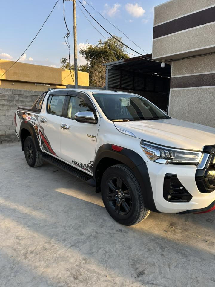 سلام عليكم للبيع تيوتا هايلوكسTRD موديل2024 ساس فول مواصفات 6سلندر محرك 4000 تايرات شركه مرايات شفط حساس امامي خلفي تبريد كشنات دخول ذكي ماشيه 58الف وساس معروفه مواصفاتها بيها شخط بسيط موضح بصوره والباقي كفاله عامه سعر 378 وبيها مجال رجأن المو شراي لا يتصل مكانها بغداد الاستفسار ***********
