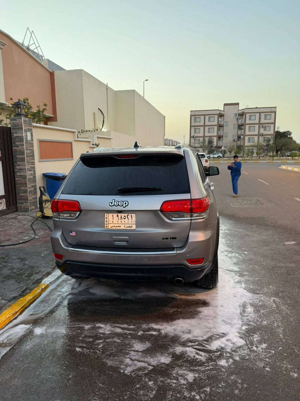 جيب كراند شيروكي 2018

المحرك : V6 3600 (دفع خلفي) 
العداد : 125ألف كيلو قابل للزياده  ( مو ميل)
رقم بصرة 
 
المواصفات :
* المقاعد من الجلد حضن.
* المقاعد الأمامية كهربائية .
* ذاكرة لحفظ وضعيات الجلوس . 
* المقاعد الأمامية تدفئة . 
* رادار النقطة عمياء .. 
منظومة امامية زنون . اصلي لايت نهار 
* تشغيل عن بعد .
* صندوق كهربائي .
* حساسات خلفية .
* كاميرا خلفية دوارة.
* المرايا تعتيم / هيتر / قلابة عند الرجوع
* محدد سرعة . 
* نظام بريك اوتماتيكي 

وارد امريكي داخله كلين فقط بارد بل جنطه
هنا صار بيهه حادث بسيط وتبدل مدكر وبنيد شغل درجه اولئ
محرك وگير مكفول حداده تبريد تخم تاير جديد 
السياره جديده وجاهزه من كلشي تراي للشمال
السيارة نظيفة وجاهزة ما تحتاج مصروف.
📍 الموقع: البصرة
للاستفسار *********** البصرة, العراق
