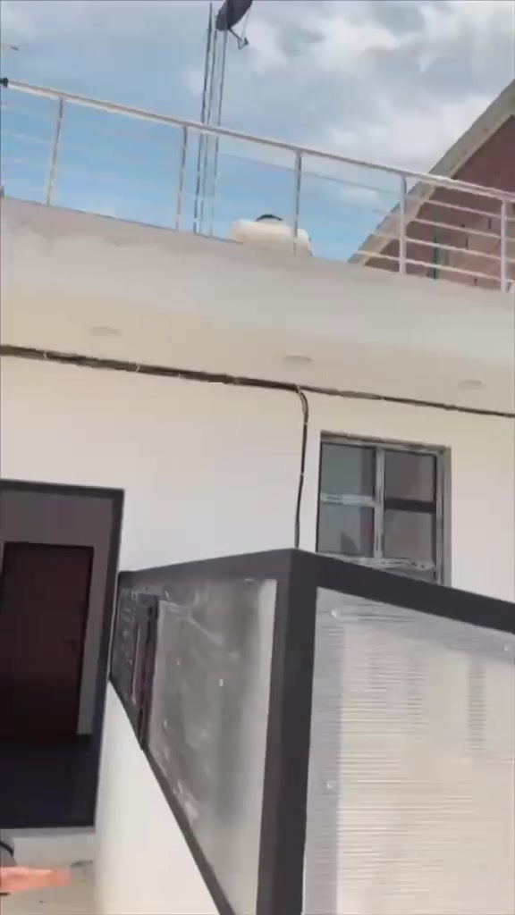 خلي بيتك 🏠 يلمع بالفخامة والإضاءة الطبيعية 
السكاي لايت تصميم عصري وجذاب يضيف لمسة وفخامه 🏡 
دخول ضوء طبيعي مريح طوال اليوم ☀️
عزل ممتاز ضد الحراره والمطر 🌧️ 🔥 
للاستفسار مراسله الصفحه او اتصل 
***********
