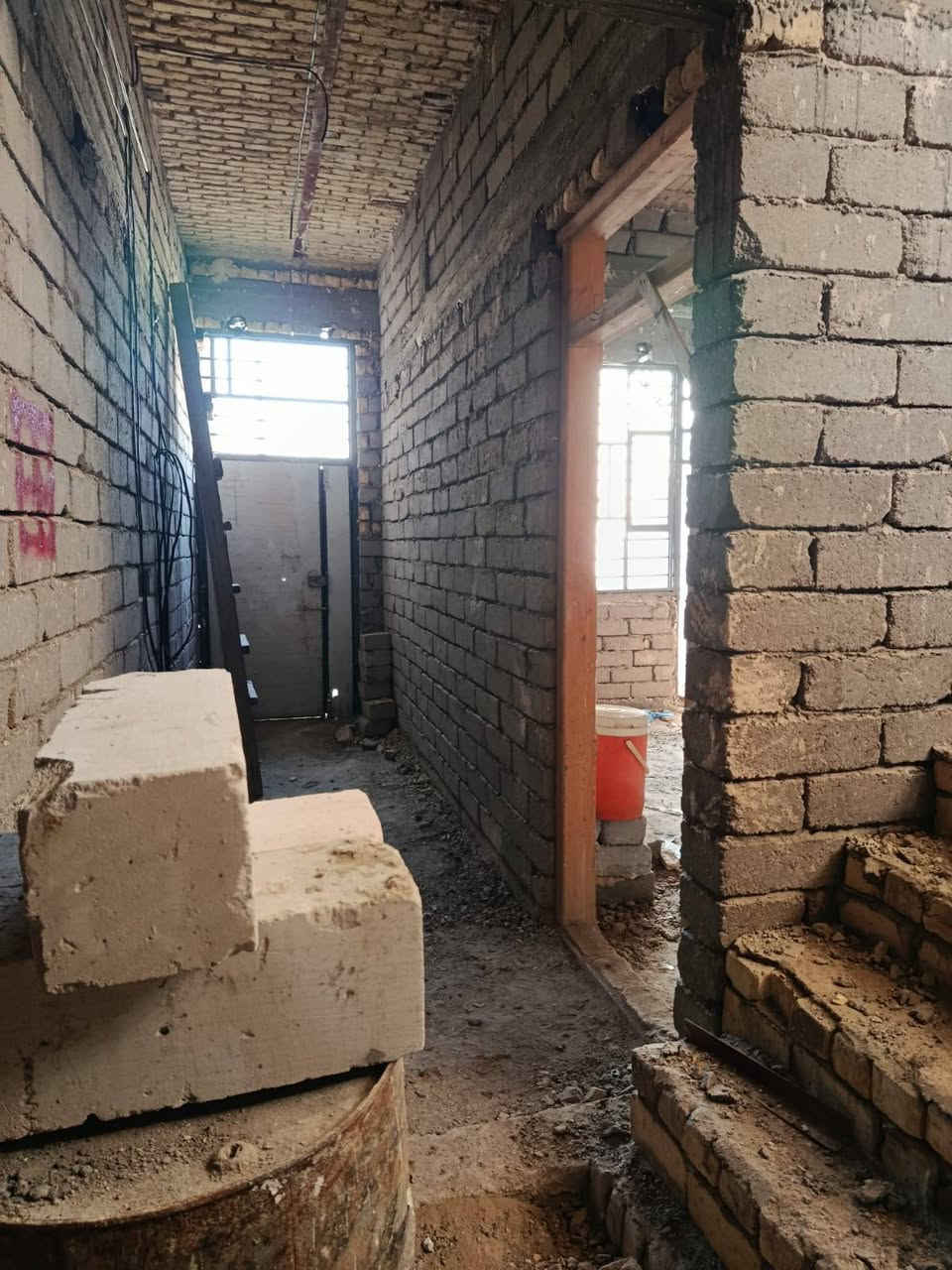 السلام عليكم بيت زراعي المساحة 250م في الاسماعيليه مقابل معمل عصائر دبي يتكون من غرفتي وصاله ومطبخ وديوانيه وصحيات داخليه وخارجه البيت ماسس كهرباء بدون لبخ ولا سيراميك السعر 47 وبيها مجال الاتصال ***********
