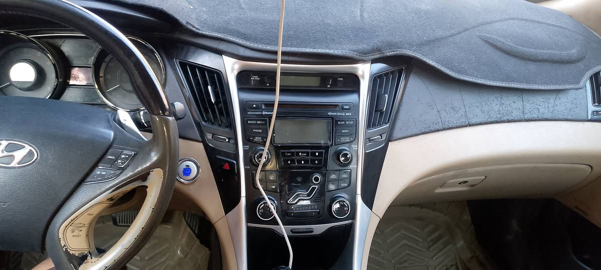 سوناتا وارد امريكي موديل ٢٠١٣
محرك ٢٠٠٠ تيربو 
المواصفات 
بصمة 
فتحة سقف 
شفتات كير 
العيوب 
السيارة مصبوغة كلير بالسونار تطلع مصبوغه عام 
طعجة بالباب خلف السائق 
و الدشبول مفطر 
غير هذا ما بيه اي شي 
كير و محرك مكفولات من اي عطل 
التبريد ثلج 
الصدر ممتاز 
للتواصل واتساب و اتصال 
***********
السعر ٩٠ ورقة مع مجال بسيط.
