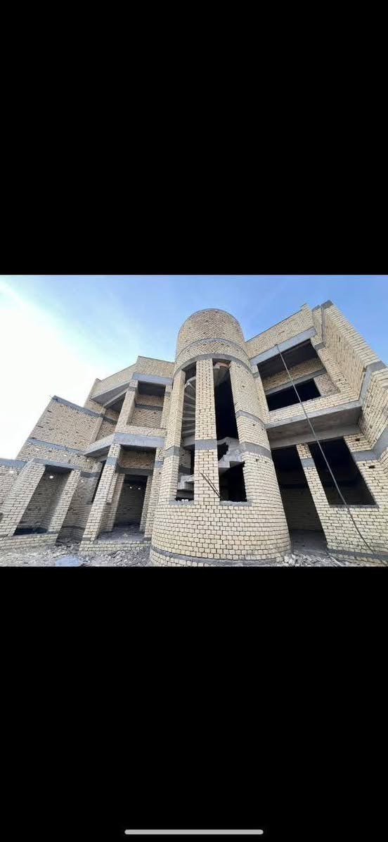 بيت بطوبه ونخيله حي نفط موقع مميز ٧٥٢٧  المساحه٢٥٠ متر/يحتوي طابق لاول عن ديوانيه وهول وموزع وغرفتين ومطبخ وصحيات داخليه وخارجيه /الطابق ثاني يحتوي صاله وأربع غرف وصحيات /السطح شتايكر/تأسيس ماء /تأسيس كهرباء/لبخ اسود داخلي وخارجي ماعدا الواجهه /صبة نظافه//متوفر ماء كهرباء تبليط //بناء شركه عبدالله صالح /***********
