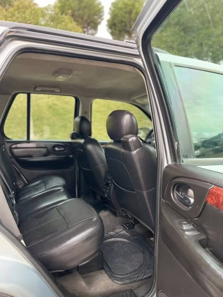 سلام عليكم للبيع شوفر ليت تريل بلايزر 2008  السياره LTZ فول مواصفات ماعده الفتحه باقي التحكمات كلهه شغاله منضمه غاز منشاء الماني ضمان 10 سنوات 70 لتر ب 1000$ السياره جاهزه من كل النواحي ترايك تحويل بسليمانه ربع ماتصرف عليهه مرشوشه صفحه عكس السايق اثر جراد فقط بدون ضربه وسونار انسويي وين ماتريد تدفئه تبريد شغال عل الفحص  السعر 130 وبيهه مجال تحويل ثانيوم بسليمانه باسمك رقم السياره شبه مميز سنويه لحد 2031 اتصال ***********
