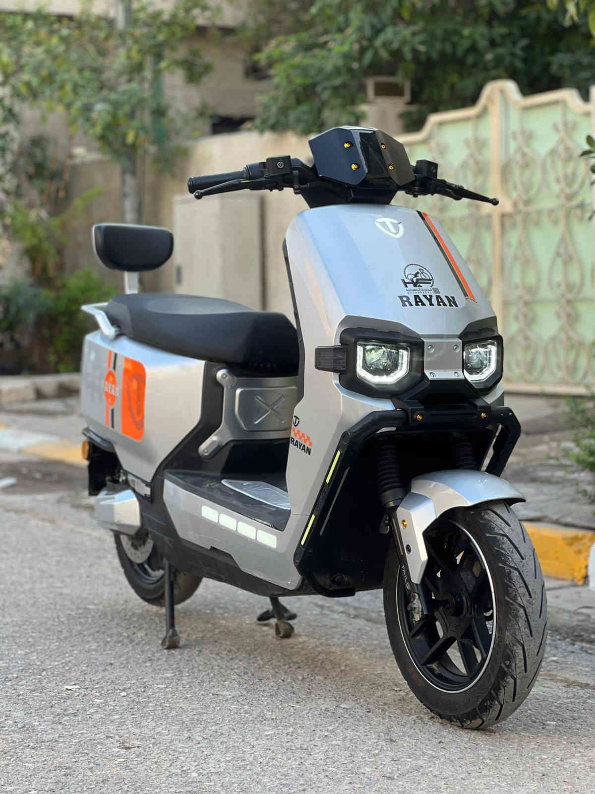 (مستخدم -) 🚨🔥 دراجة الريان RAYAN – وحش الكون من شركة TAILG العالمية 🔥🚨
📍 مستخدمة شي قليل جدا وضعية  الشركة – نظافة وكالة 💯

⚙️ المواصفات الفنية:
🔋 بطارية كرافين كاربون جل 35 أمبير / 72 فولت
⚡ محرك ملف 2000 واط – سرعة حقيقية 80 كم/س
🚀 مدى حقيقي 80 كم
🖐️ بصمة عدد 2 + تشغيل عن بُعد
🔒 جهاز إنذار ضد السرقة
🛑 بريك دسك + دهن ديلات هايدروليك ناعمة جداً
🪶 قيادة ناعمة ورزينة جداً على الطريق
💺 كشن سياحي واسع لشخصين + مساحة تخزين كبيرة تحت الكشن
🛞 إطارات 12 / 90 / 90
💡 إشارات LED أمامية وجانبية + إشارة رباعية
🔁 إمكانية الرجوع للخلف (R)
🔋 نظام TTFR لإعادة الشحن عند استخدام البريك
✅  البطارية 6 مسطرة 
ملاحضه ملاحضه الدراجة زيرو
📦 الحالة: جديدة بالكامل

للاستفسار الاتصال/ 

***********

العنوان بغداد الاعظمية
