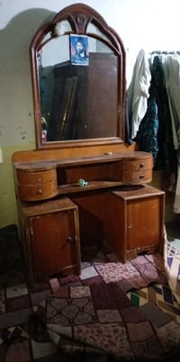 غرفة نوم • أثاث خشبي • معلومات قليلة