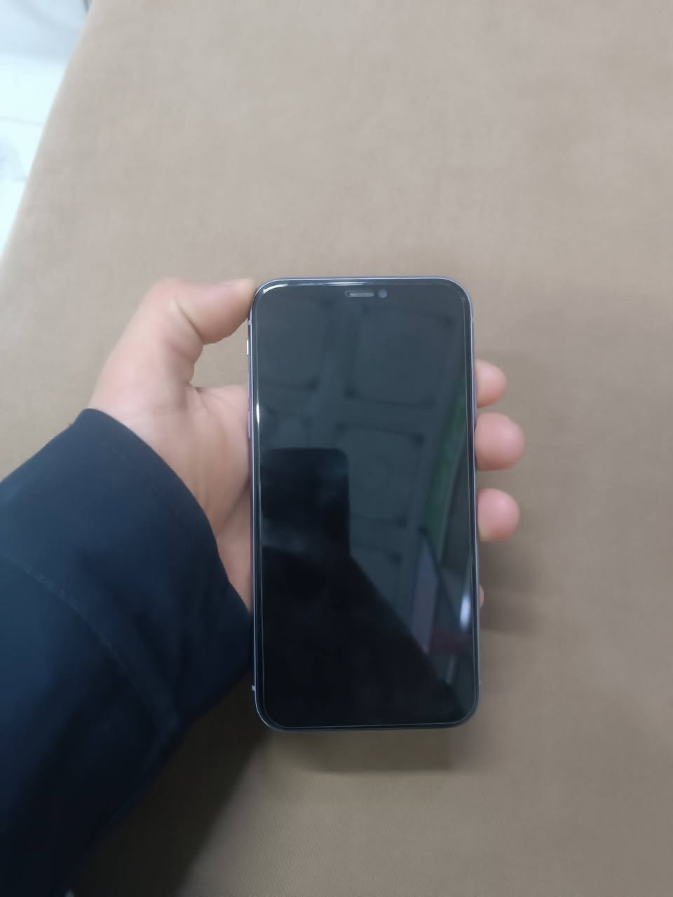 السلام عليكم يوجد ايفون 11عادي مبدله بطاريه بلاديه +فيس ايدي متوقف +دبل سيم كارت البقيه كله بلادي شرط السعر خاص للاستفسار الاتصال عله هذه الرقم ***********
