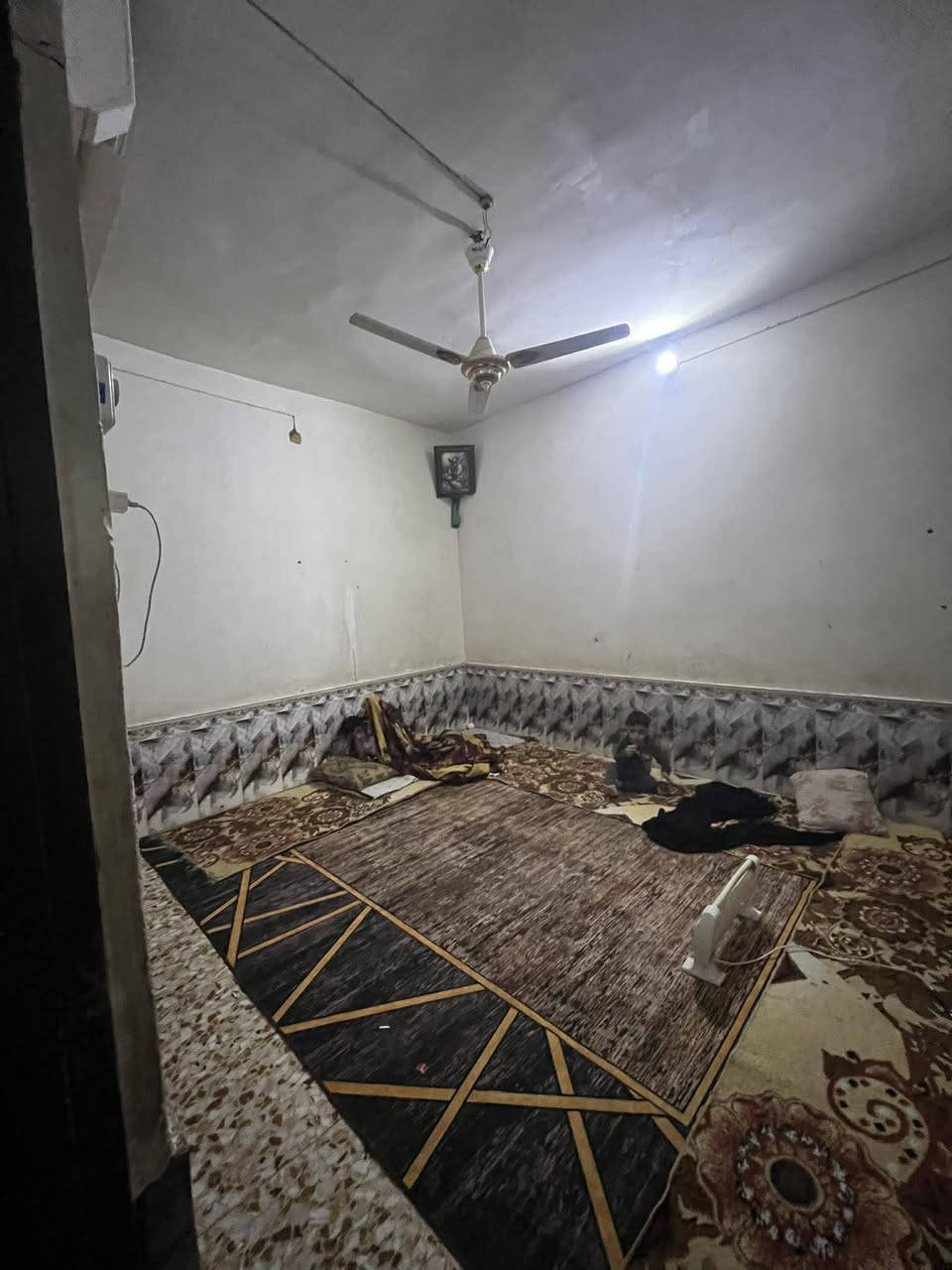 🏡 بيت للبيع  الديوانيه – حي العسكري / شارع 30 قرب مدرسة الجنائن المعلّقة
📏 المساحة: 100 متر دولان

🏗️ البناء: طابقين

💰 السعر: 48 مليون 

✨ المواصفات:

• طابق أرضي: غرفتين (جوه وبراني)

• مطبخ داخلي

• حمام وصحيات

• الطابق الثاني: غرفتين + بيتونة

• موقع قريب جدًا من مدرسة الجنائن المعلّقة

• البيت نضيف جاهز للسكن

📞 للاستفسار: ‭0781 118 6570‬
