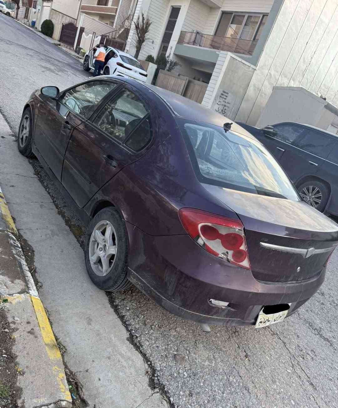 پرۆتۆن مۆدێل 2009
ڕەنگی عەنەبی
گێری ئۆتۆماتیک
بۆیاغی دو پەڵەی بجوکی پێوەیە
هیچ دەعمێک و ناو گرتنی نییە
کاڵبونەوەی سەقف و سنوقی هەیە 
سەنەوی بەسەرچوە
گێڕ و مەکینەی گۆڕاوە بە کرۆلا
کارەبای و گەرمی و ساردی هەموی ئیش ئەکات
سعری 48 گەڵایە
*********** السليمانية, العراق
