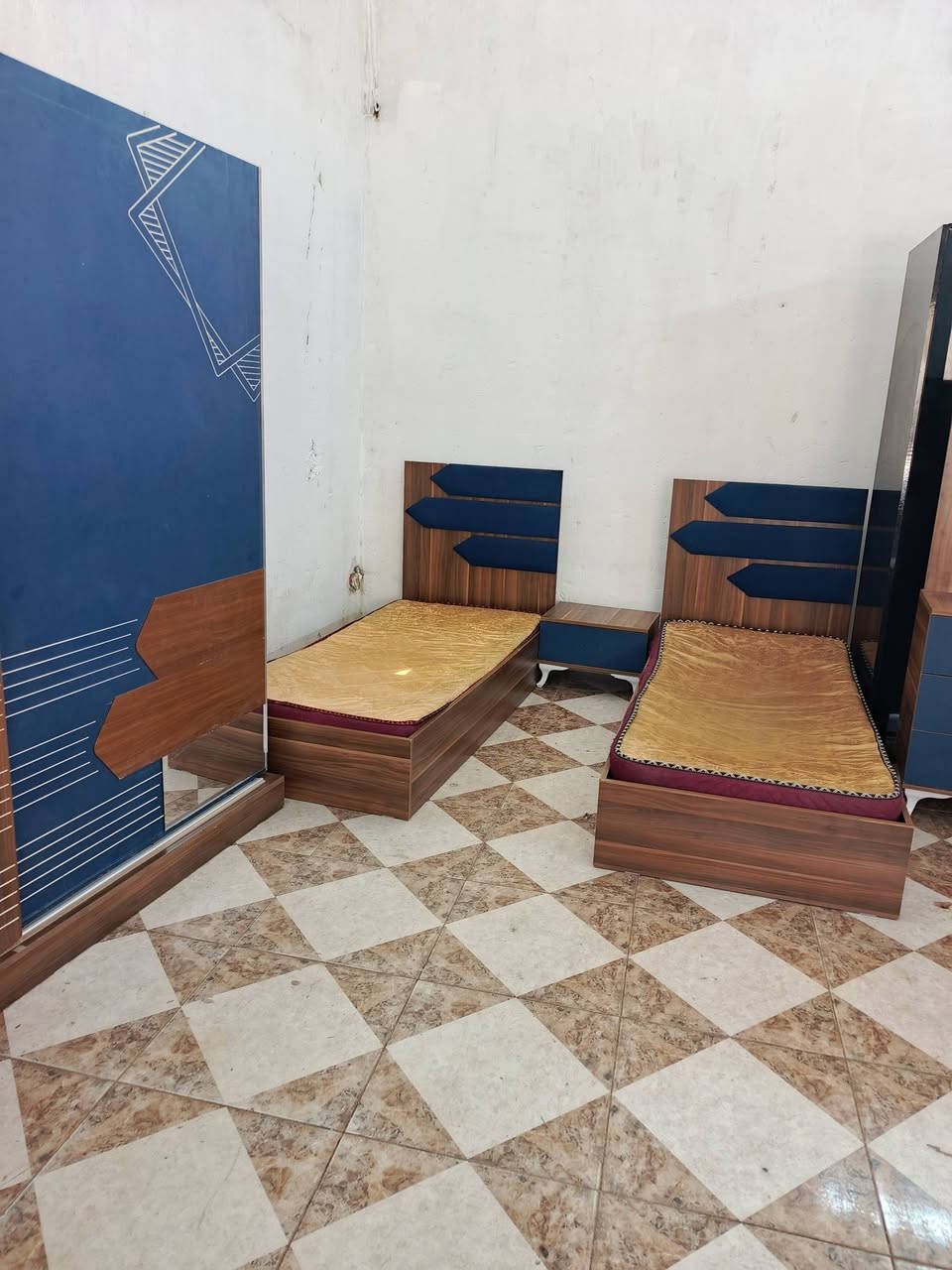 غرفه نوم شبابي 5 قطع سعره 375 ويا توصيل 
***********
معرض أصلان للاثاث 
عنوان كركوك شارع صلاح الدين خان تمر
