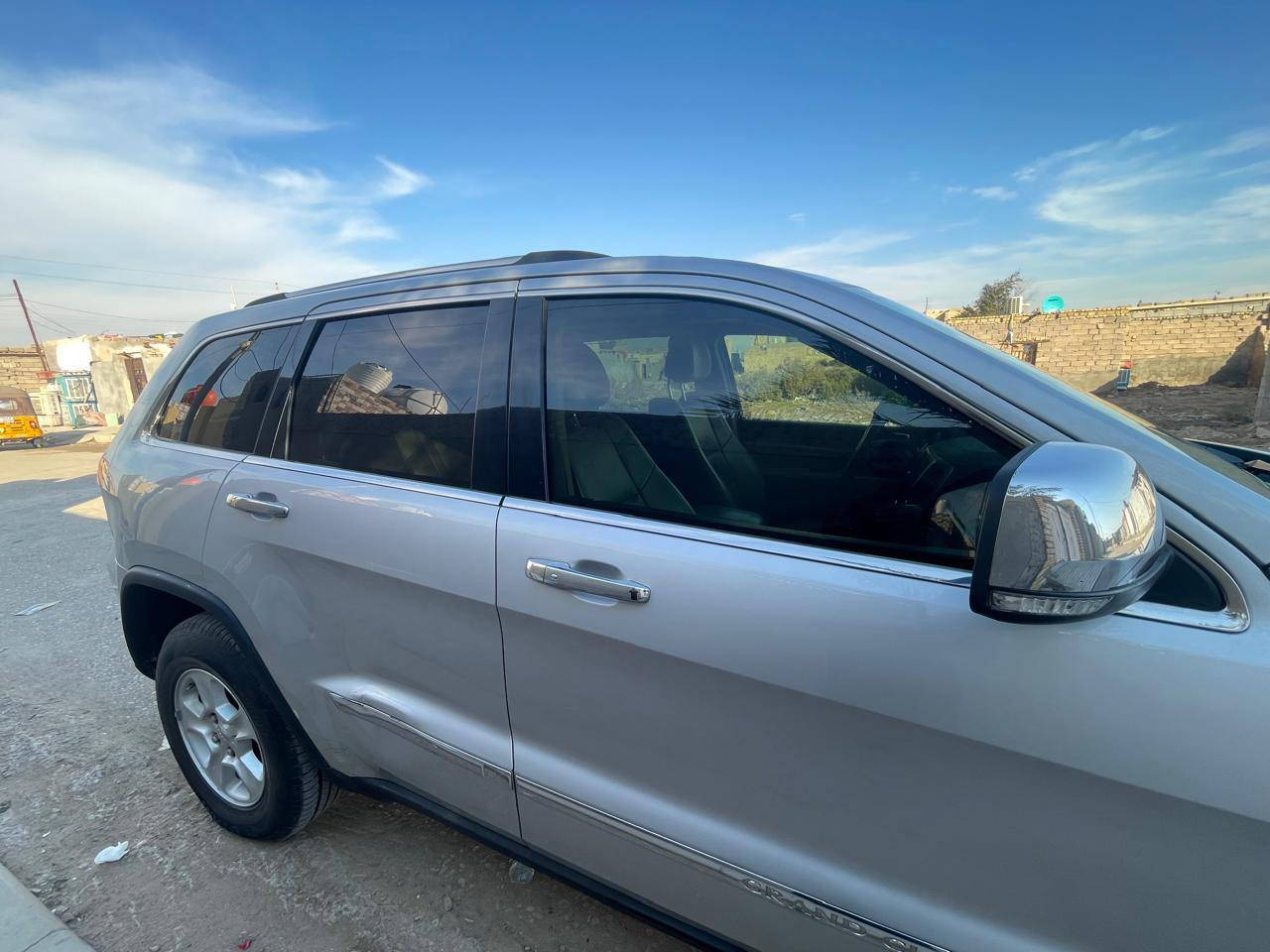 السلام عليكم 
للبيع فقط جيب كراند شيروكي ادوات ادوات كصة جنطة موديل 2012 لون سلفري متومة ارقام وسنوية شمالي على رقم الشاصي فول مواصفات لمتد 1/1 
فتحة سقف 
تحكمات استيرن
تدفئة تبريد بالكشنات
تدفئة بالستيرن 
حساسات خلفيه 
تشغيل عن بعد 
اشارة بالمري 
رادار امامي خلفي 
بصمة ابواب 
شاشة قلاب
 كشنات خزن 
ميموري عند وضعية الجلوس 
استيرن كهربائي
صندوق كهربائي شفط 
صوت دمام مجسم 
حداديه وتايرات جدد
مكينة هيمي
السعر 66 وبيها مجال  قليل حك الجيه مكان السيارة محافظة ميسان
***********
