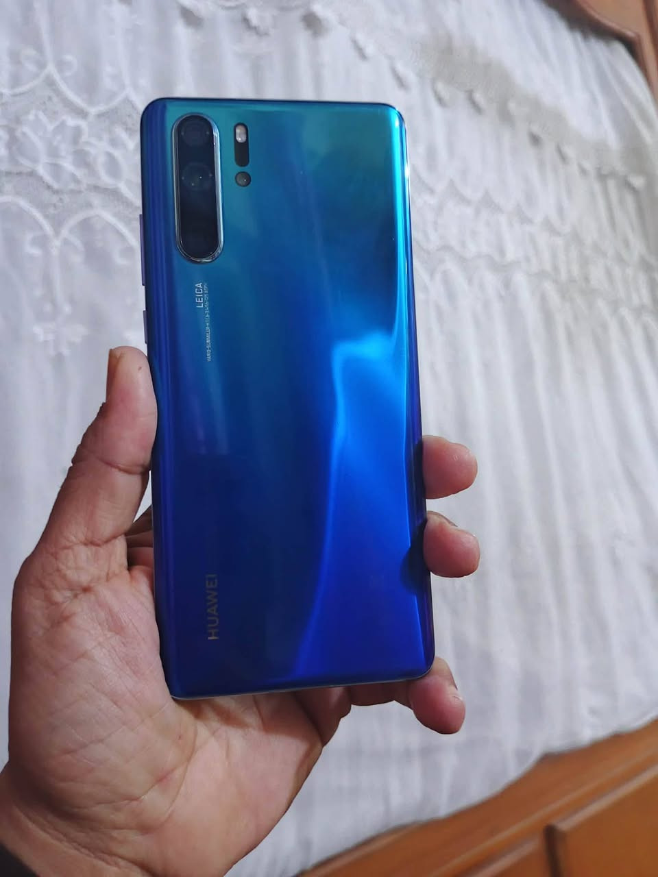 هواوي بي 30 برو ذاكره ٢٥٦ الداخليه ٨ الجهاز نظيف شرط ابيعه ***********
