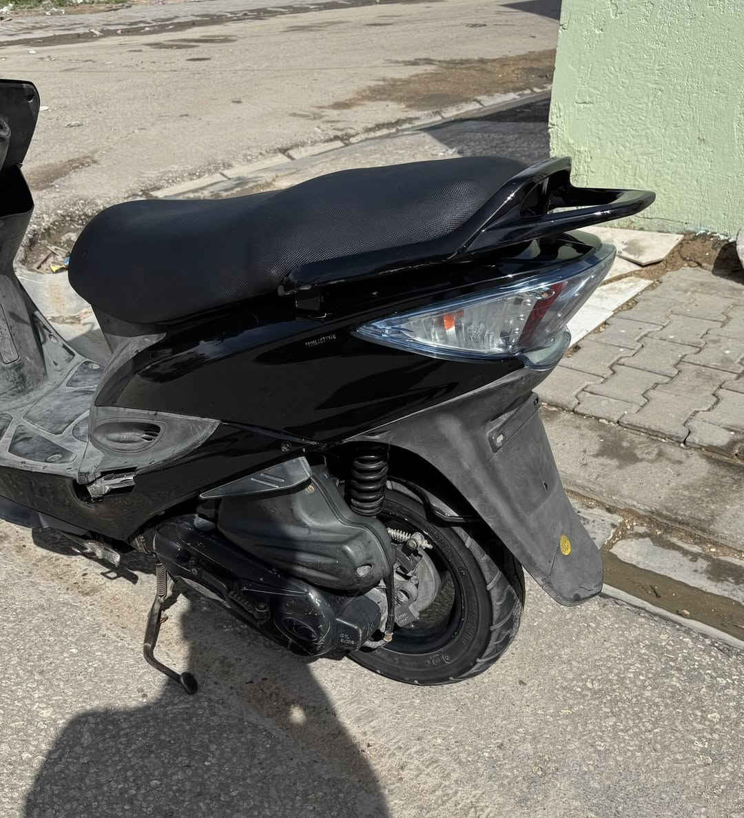 السلام عليكم دراجة كامكو G4 مال حاوية صارله شهرين طالعة كفالة عامة مكينة مامفتوحة لاي مصلح اطلع وياك كلشي بيها شغال اي نقص مابية السعر 550 وبية مجال لشراي للاستفسار والتواصل ***********عنواني نجف حي النصر مهندسين
