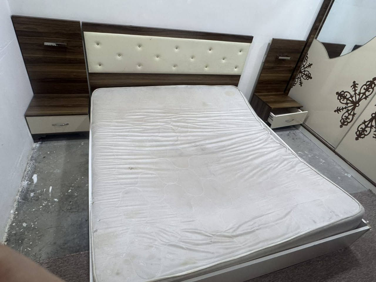 ناونيشان سليماني كانيسپيكه/  پيشانگاي مه ليك

سعري/٢٥٠ هه زار

تاقم نوستني توكي/به دؤشه كه وه /٦ پارجه 

هه ر به ريزي خوازياره ئه تواني په يوه نديمان پيوه بكات

گه ياندنيشمان هه يه بؤ سه ر جه م شاره كان

***********  viber
