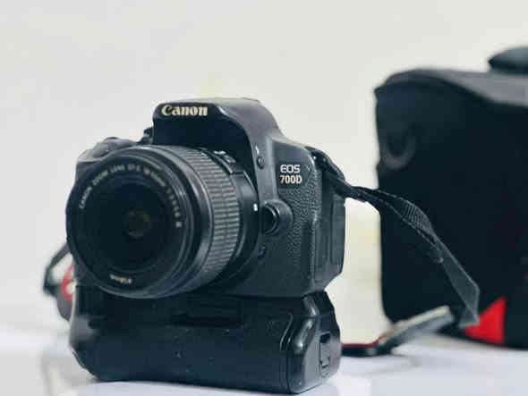 كامره كانون D700 الكامره مستخدمه أيام فقط نضافه 100/100 شخط واحد مابيها شاشه لمس قلاب 360 درجه
الملحقات 
جنطه 
حزام 
بطاريه 
رام 16 اصلي 
كيبل نقل صور
شاحنه 
عدسه 18.55 سبلايزر  وعدسه ثانيه 75-300
گرب يحمل بطاريتين 
عنون كربله السعر 450وبيه مجال🩷 ***********
