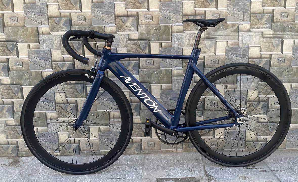 السلام عليكم🌹

للبيع فقط 

بايسكل فكسد 

ماركه AVENTON 🔵

لشه مضلعه

معدن فول المنيوم 

صينية 58 سن

خفيف جدا وسريع ✈

جاهز اي عطل مابي👍🏻#

حجم C700 /28
  
فريم عالي 54

السعر 300

العنوان :🏭
بغداد الطالبية قرب كلية الادارة والاقتصاد 
 
نعتذر عن المراوس🚲

الرقم للتواصل /***********
