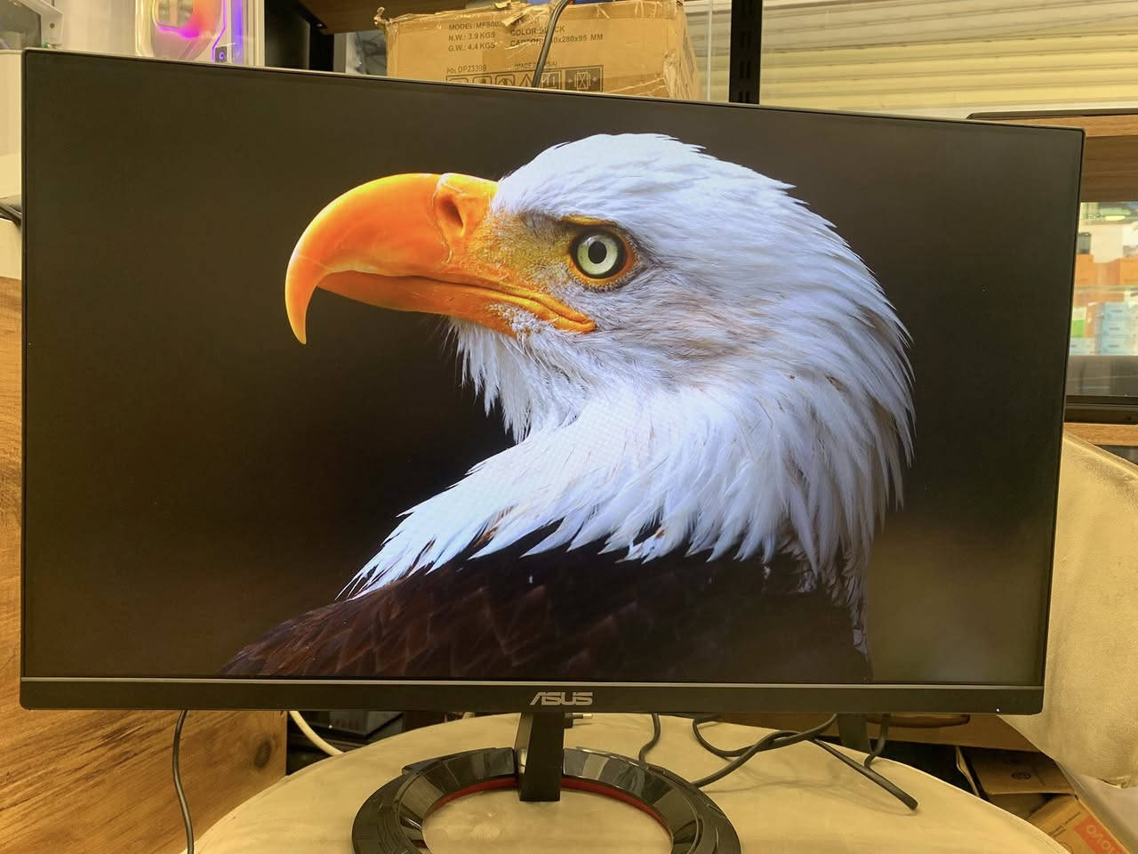 ئەم مۆنیتەرە یەکێکە لە باشترین 1080p gaming monitor ـەکان لە نرخی مامناوەنددا، بە تایبەتی ئەگەر Valorant، CS2، PUBG، Warzone یان Fortnite دەکەیت.

تایبەتمەندییە سەرەکییەکان

* 23.8 ئینچ
* IPS Panel
* Full HD 1920×1080
* 165Hz Refresh Rate
* 1ms MPRT
* FreeSync Premium
* DisplayPort 1.2 + HDMI ×2
* Speaker هەیە (2W×2)
* VESA mount هەیە  

باشییەکانی

✅ IPS panel → ڕەنگ و viewing angle زۆر باش
✅ 165Hz → gameplay زۆر smooth
✅ input lag زۆر کەم
✅ بۆ esports زۆر گونجاوە
✅ FreeSync / G-Sync compatible ـە
✅ bezel ـی باریک و دیزاینێکی gaming ـی جوانی هەیە
✅ بۆ PS5/Xbox دەتوانێبدات  
140هەزار

شاشة ASUS TUF Gaming VG249Q1R تعتبر من أفضل الشاشات الاقتصادية للألعاب، خصوصًا إذا تحب ألعاب الـFPS والألعاب السريعة.

المواصفات الرئيسية

* الحجم: 23.8 إنش
* الدقة: Full HD 1920×1080
* نوع اللوحة: IPS
* التردد: 165Hz
* زمن الاستجابة: 1ms MPRT
* تدعم FreeSync Premium
* منافذ:
    * DisplayPort 1.2
    * HDMI ×2
* سماعات مدمجة
* تدعم VESA للتعليق على الجدار  

مميزاتها

* سلاسة ممتازة جدًا بالألعاب بسبب 165Hz
* ألوان أفضل من شاشات TN لأن اللوحة IPS
* Input Lag منخفض جدًا
* مناسبة لـ:
    * Valorant
    * CS2
    * PUBG
    * Warzone
    * Fortnite
* تدعم FreeSync وحتى G-Sync غالبًا يشتغل بشكل جيد
* حواف الشاشة رفيعة وشكلها Gaming جميل
سعر 140الف
اکو توصیل 
 ١شهر ضمان


**إذا كنت صاحب هذا الإعلان وتريد حذفه لأي سبب، رجاءا أرسل رسالة إلى الدعم الفني**