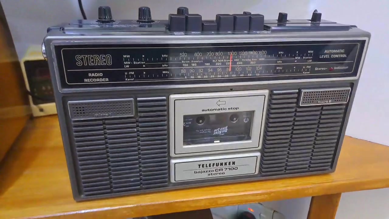 Telefunken Bajazzo CR 7100 stereo
 مسجل وراديو كلاسيكي (يُعرف بـ "Boombox"
 صُنع في ألمانيا الغربية بين عامي 1979 و1981.
كان هذا الموديل يُعتبر جهازاً فاخراً في وقته، ويتميز بجودة صوت نقية وتصميم متين.
الراديو: يدعم موجات FM (UKW)، والموجات المتوسطة (MW)،
 والموجات الطويلة (LW).
مسجل الكاسيت: يحتوي على نظام تحكم تلقائي في مستوى التسجيل (Automatic Level Control) وميكروفونات ستيريو مدمجة.
الصوت: مزود بسماعتين داخليتين بقطر 10 سم تقريباً، مما يوفر صوتاً مجسماً (Stereo).
التشغيل: يعمل عن طريق كابل الكهرباء المباشر أو بواسطة 4 بطاريات كبيرة (من نوع Mono/D) للاستخدام المتنقل.
المكان أربيل 
السعر ٨٥ الف دينار عراقي
أي استفسار اخر الخاص مفتوح للتواصل


**إذا كنت صاحب هذا الإعلان وتريد حذفه لأي سبب، رجاءا أرسل رسالة إلى الدعم الفني**
