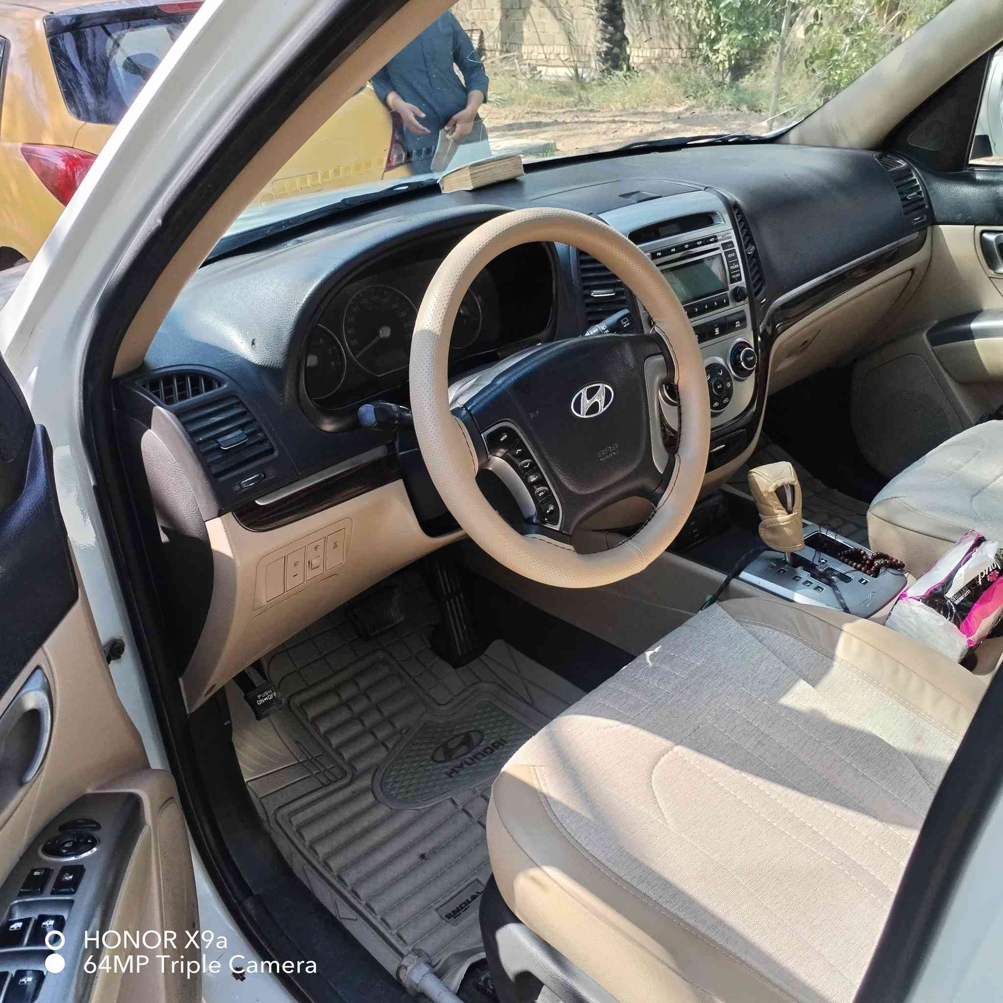 سلام عليكم البيع سنتافيه موديل ٢٠١٢ مصبوغه حزام بدون دواخل ولا معجون جنطة وبنيد ما مصبوغات  ٧راكب ٣قطع تبريد ٦سلندر فور ويل كرسي كهرباة ***********
