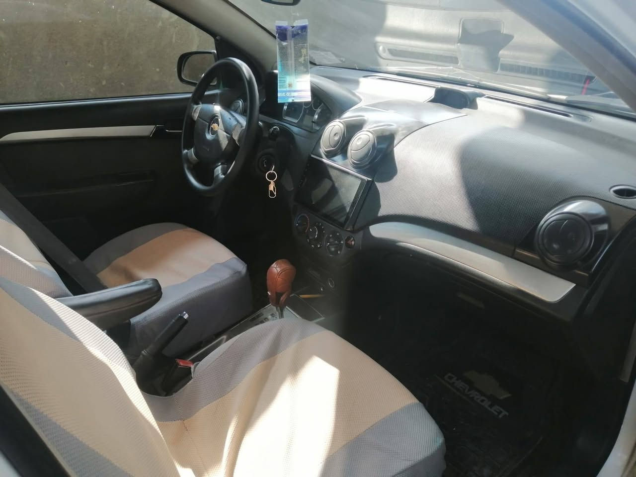 السلام عليكم عندي افيو خصوصي موديل 2010 ماشيه 130 الف سياره نضيفه وحلوه ماتعبانه كير محرك خير من الله سياره مالتي اروح بيها لشغلي وارجع يعني مامتعوبه واردها امريكي رقمها بابل مكان السياره بغداد شعندك تفاصيل استفسار خابرني *********** سعرها 68 وبيها مجال ان شاءالله .
