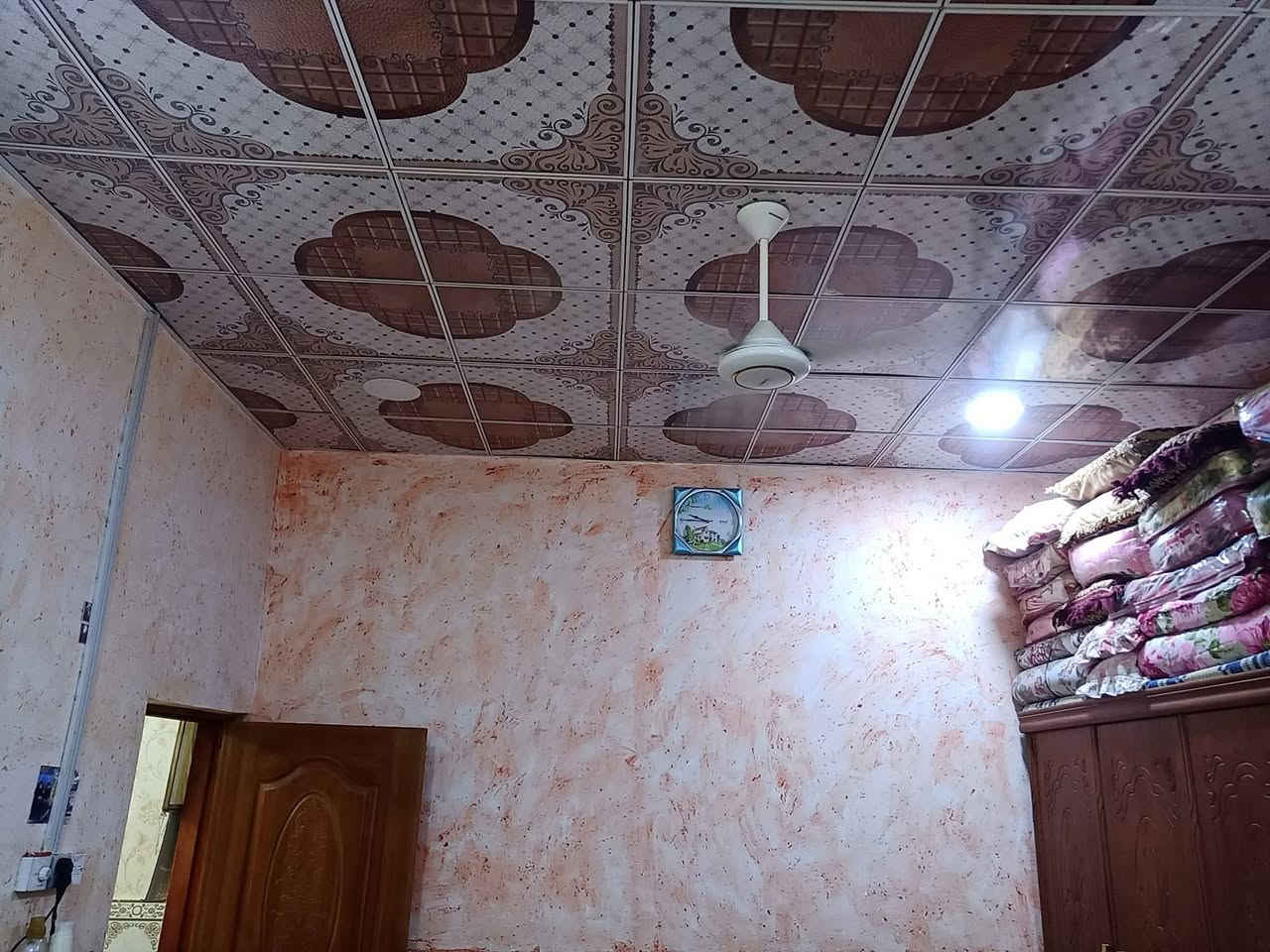 السلام عليكم بيت للبيع في الحيانيه حي الحسين مقابيل المدارس قرب المستوصف السوق مالت الحياني المدينه البيت خمس غرف بيه زائد ديوانيه زائد استقبال زائد كراج طوله 10 امتار بيتركن طابوس البيت مراوس عادي مساحه البيت ( 140) *********** واتساب
