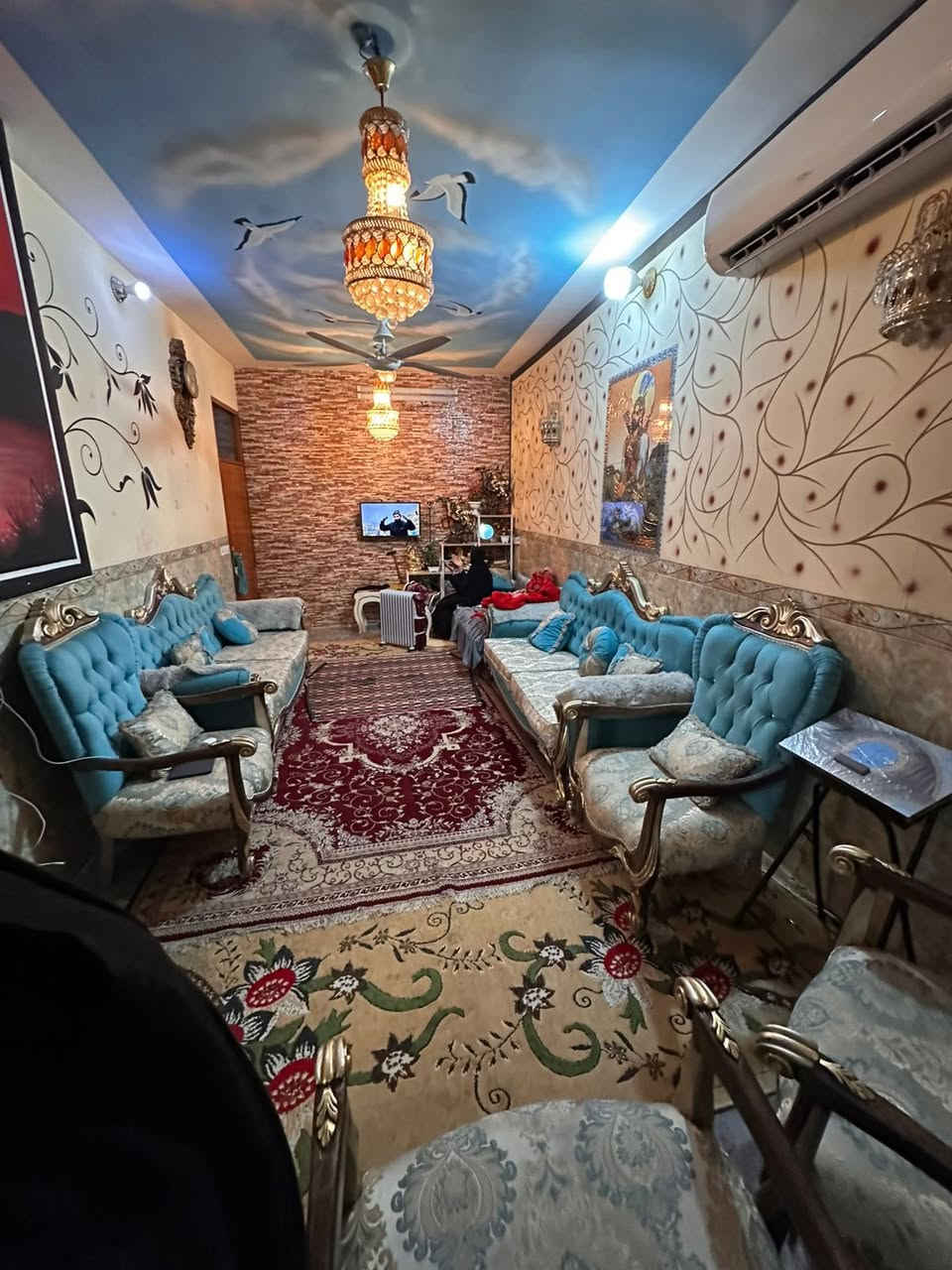 السلام عليكم دار للبيع مساحة 100متر مع حديقة تشجير 50متر 4غرف نوم مع 3حمامات ومطبخ واستقبال  البناء 2014 وارضية مرمر  فرع عريض العوان الشعب الجزائر قرب حسينية سيد حيدر رقم الهاتف  ‭0772 367 0195‬
