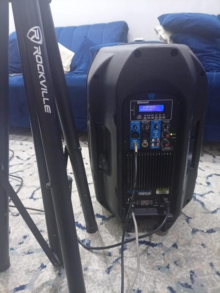 السلام عليكم سماعات عدد 2 ومايك وستاندات ماركة Rockville نضاف جدا وصوت عالي جدا  السعر 700$ قفل المكان بغداد الكرخ ‭***********‬
