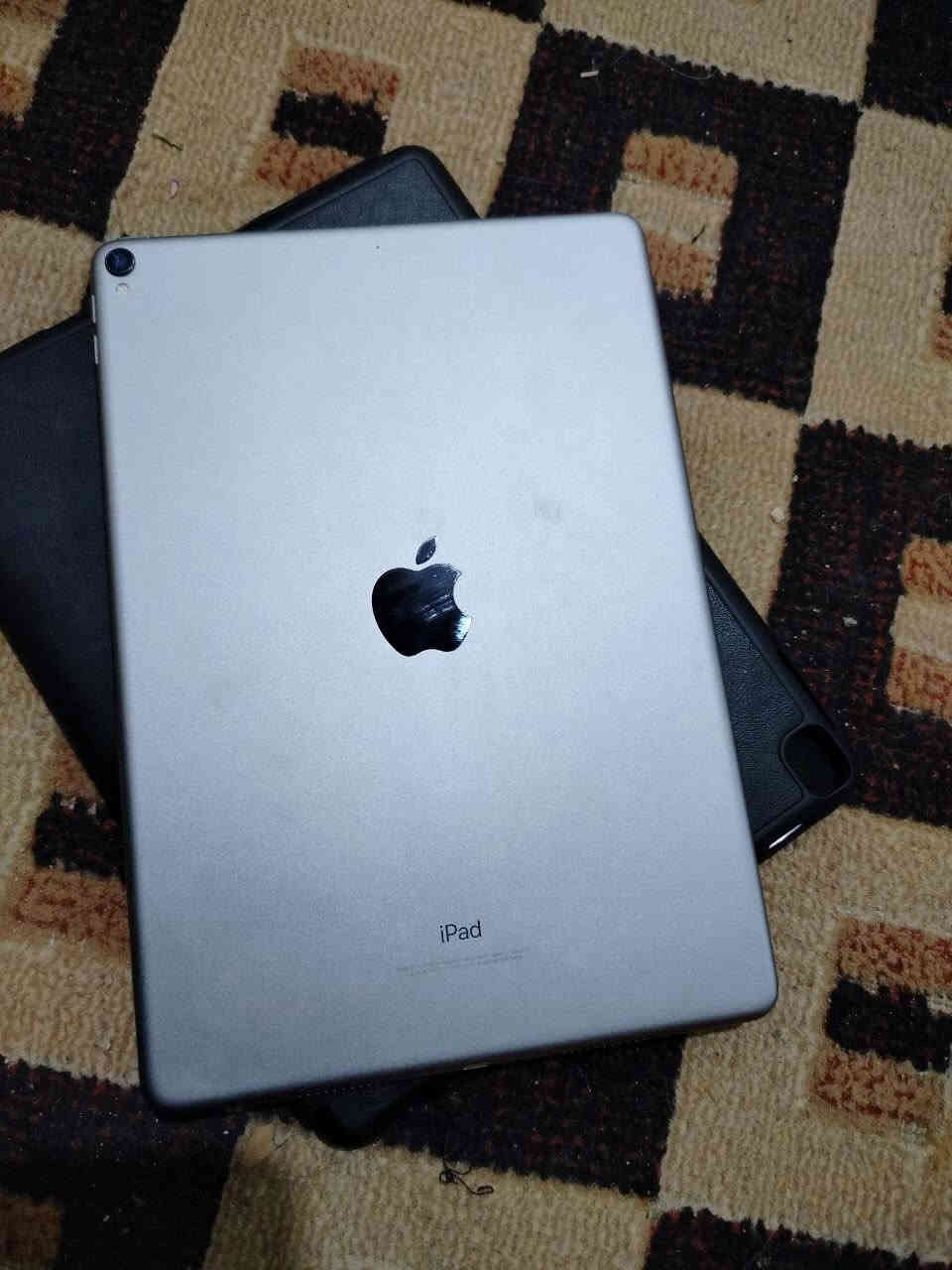 سلام عليكم ايباد برو 2017 ايباد اخو الجديد نضافته 100‎%‎ ايباد مشتري صالي شهرين وخير من الله الايباد كما موضح نضافه وزلغ مابي شرط تجي تفحص وتترحملي 
الذاكرة عملاقة =256
النضافة 100‎%‎ 
دقة الشاشة =120 هرتز حاله حال 13 و14 برو ماكس
ما مبدل بي اي قطعة وتفحص حاسبه اذا تريد 
السعر 240 الف وبي مجال للطيبين وحك الجيه 
العنوان =البصرة ابي الخصيب محيلة 
رقم الهاتف واتساب ***********

