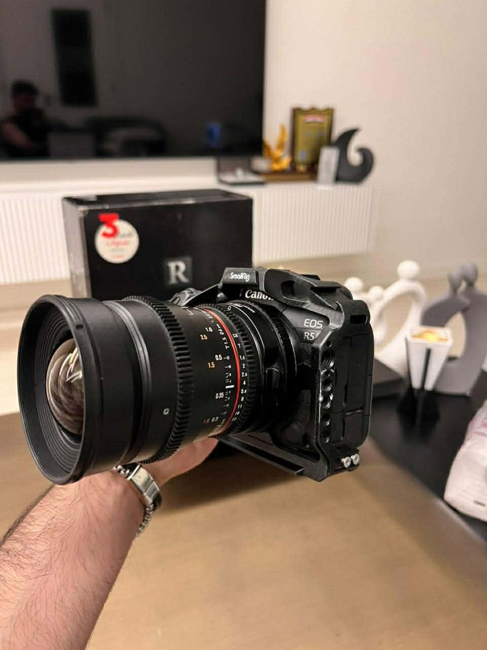Canon R5
مستخدم قليل جدام عينك النظافه مثل الجديد
مستعجل للبيع سعر 2700  وبيه مجال 
***********
