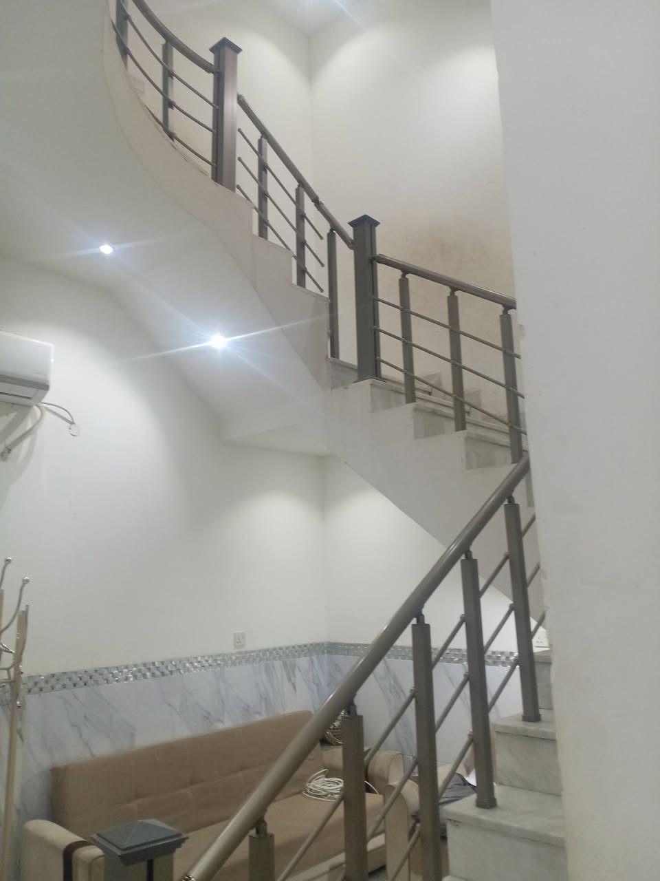 🏛️  دار سكني للإيجار  مؤثث
  🏛️
____
🔰 الموقع   خي الجامعه   ➡️
----------------------------------------
🔳 طابو  
-----------------------------
💎 تفاصيل البيت 💎  طابقين
____

🔹   ٣ غرف نوم  ▶️
🔹. ٢ صاله ▶️
🔹استقبال ▶️
🔹مطبخ  ▶️
🔹مجاميع صحيه داخليه وخارجيه بالطابق الثاني ▶️
🔹سطح ▶️
🔹كراج ▶️

--------------------------------

للأستفسار أكثر مراسلة الصفحه اول الاتصال على الأرقام
___________     ____________
📲*********** واتساب اتصال  
📲*********** واتساب اتصال 
___________     ____________

او زيارة موقعنا (( ام الخيل الأولى سوق العصري مجاور بيت حواء متواجدين من الساعه 🕒 3️⃣ عصرآ إلى الساعه 🕘9️⃣ مساءً))
