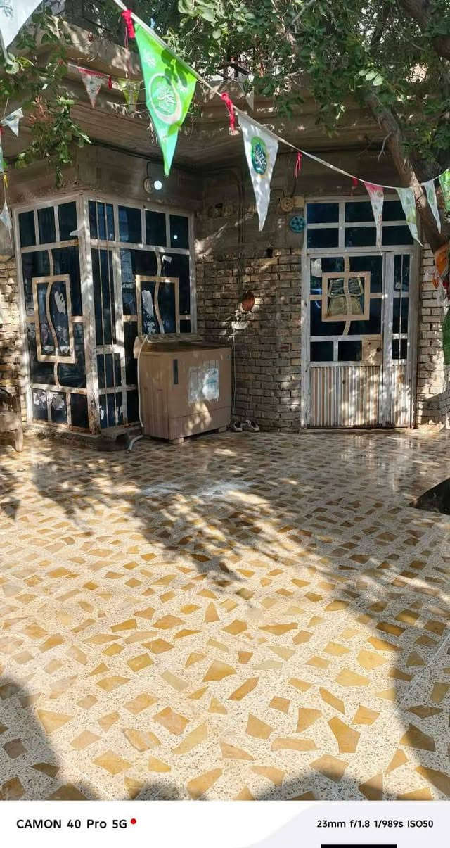 ♦️ أعلان رقم (62): #دار_للبيع 
🔸 منطقة/ الرحمة بال4000 بالقرب من مدرسة النمارق 
🔸 مساحة/ 240 متر 
🔸 صنف العقار/ طابو ملك صرف 
🔸يتكون/ طابقين 
🔹 الطابق الاول/ يحتوي على غرفتين نوم وصاله ومطبخ وصحيات واستقبال وصحيات 
🔹 الطابق الثاني/ يحتوي على غرفتين نوم وصاله 
🔹 ملاحظة/ الطابق الثاني السگف نصه مسگف سندويچ 
🔸 السعر/ 130 وبي مجال 
للاستفسار اكثر على هذا الرقم 
***********
