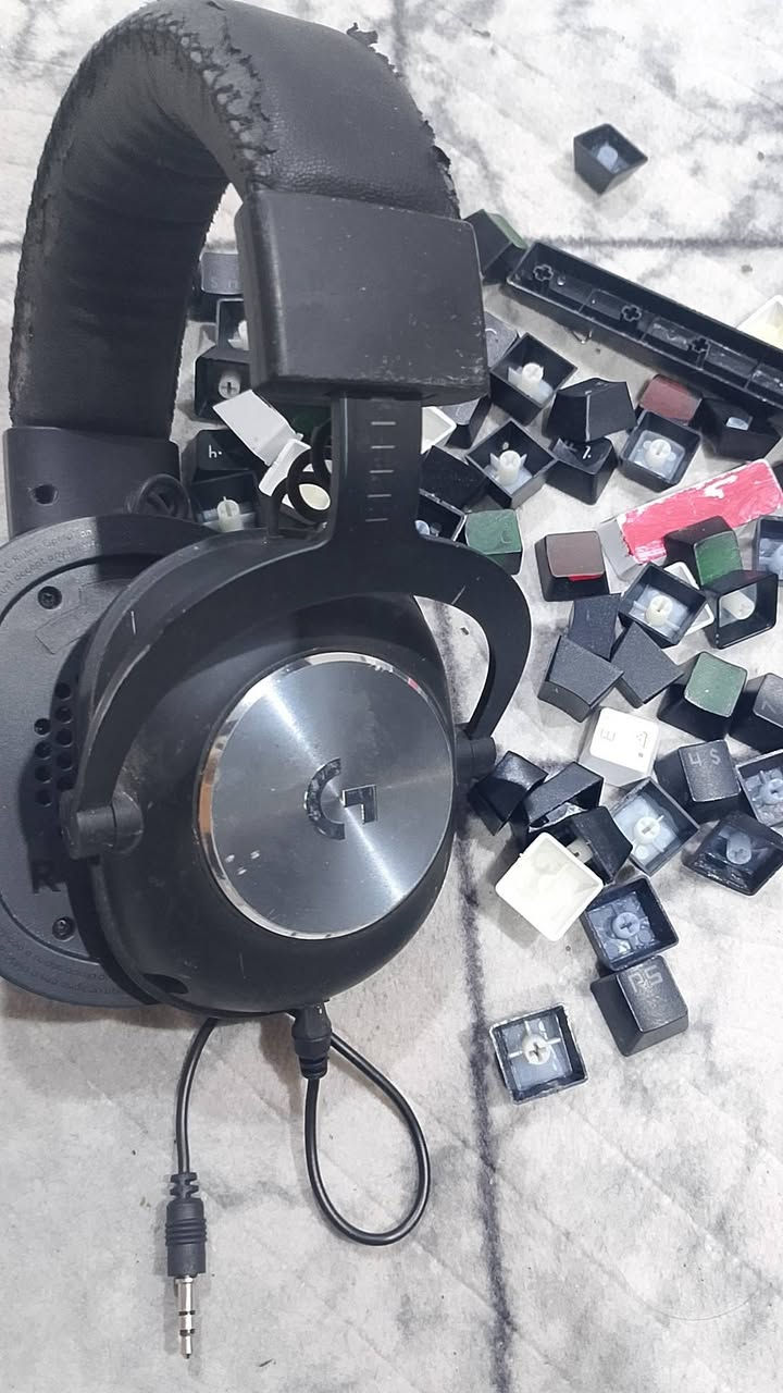 10 كيبوردات كلهن شغالات بيهن ازرار نقص فقط ويحتاج تنضيف وترتيب
+ سماعه وحده لوجتك G. pro شغاله  مابيه اي ملحقات او سفنجات
وبعد ٦ اشياء تواصل وياي ونتفاهم
*********** 
البصره
السعر 70 واكو مجال للشراي
