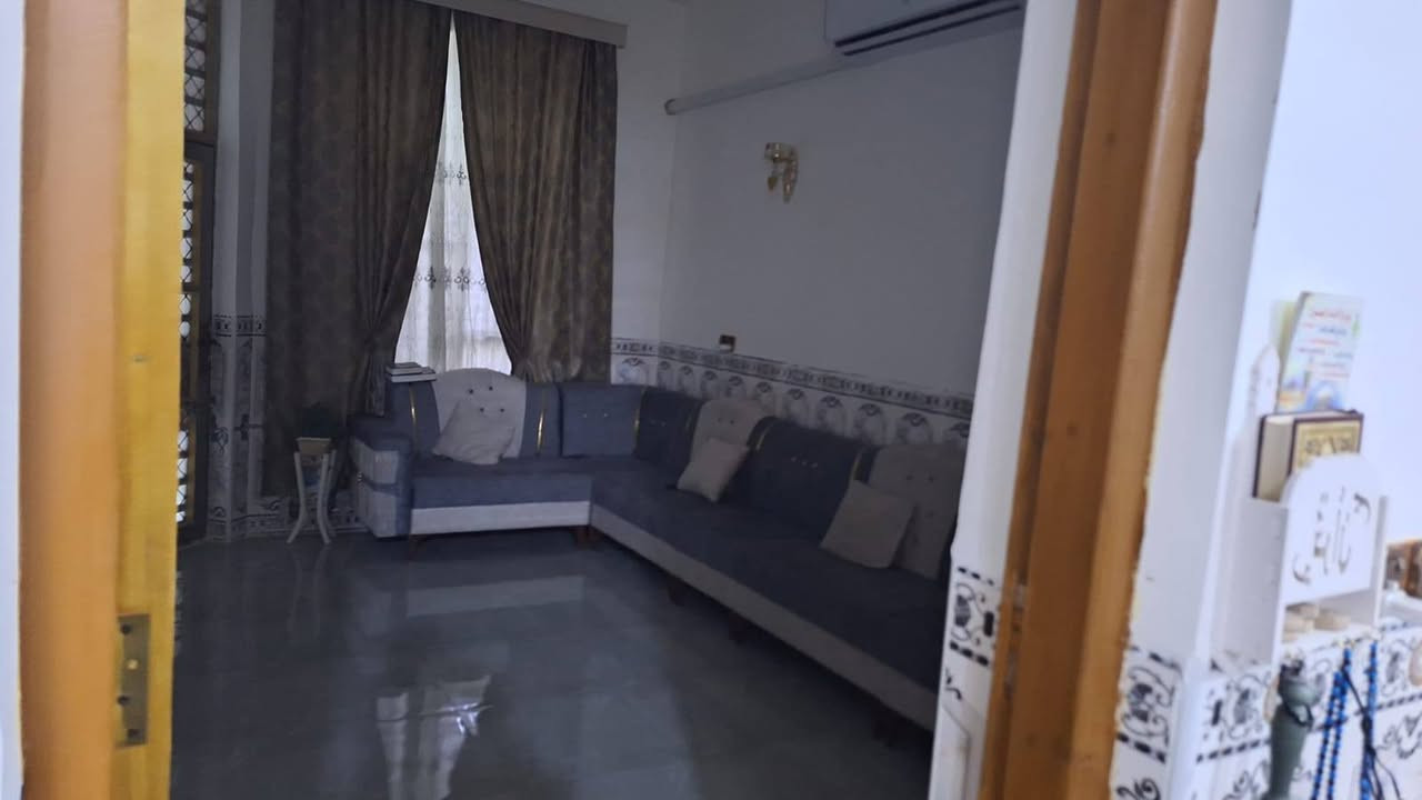 دار للبيع 🏫
مساحه    110  متر
*- طابقين يحتوي على  استقبال ومطبخ وصاله وغرفه نوم  وصحيات
الطابق الثاني_/  غرفتين نوم مع سويت
البيت،، بناء حديث طابوق 
العنوان.  شارع المحكمه
السعر،،   95 مليون وبي مجال 
الاستفسار  خاص او لاتصال ع.....
***********
