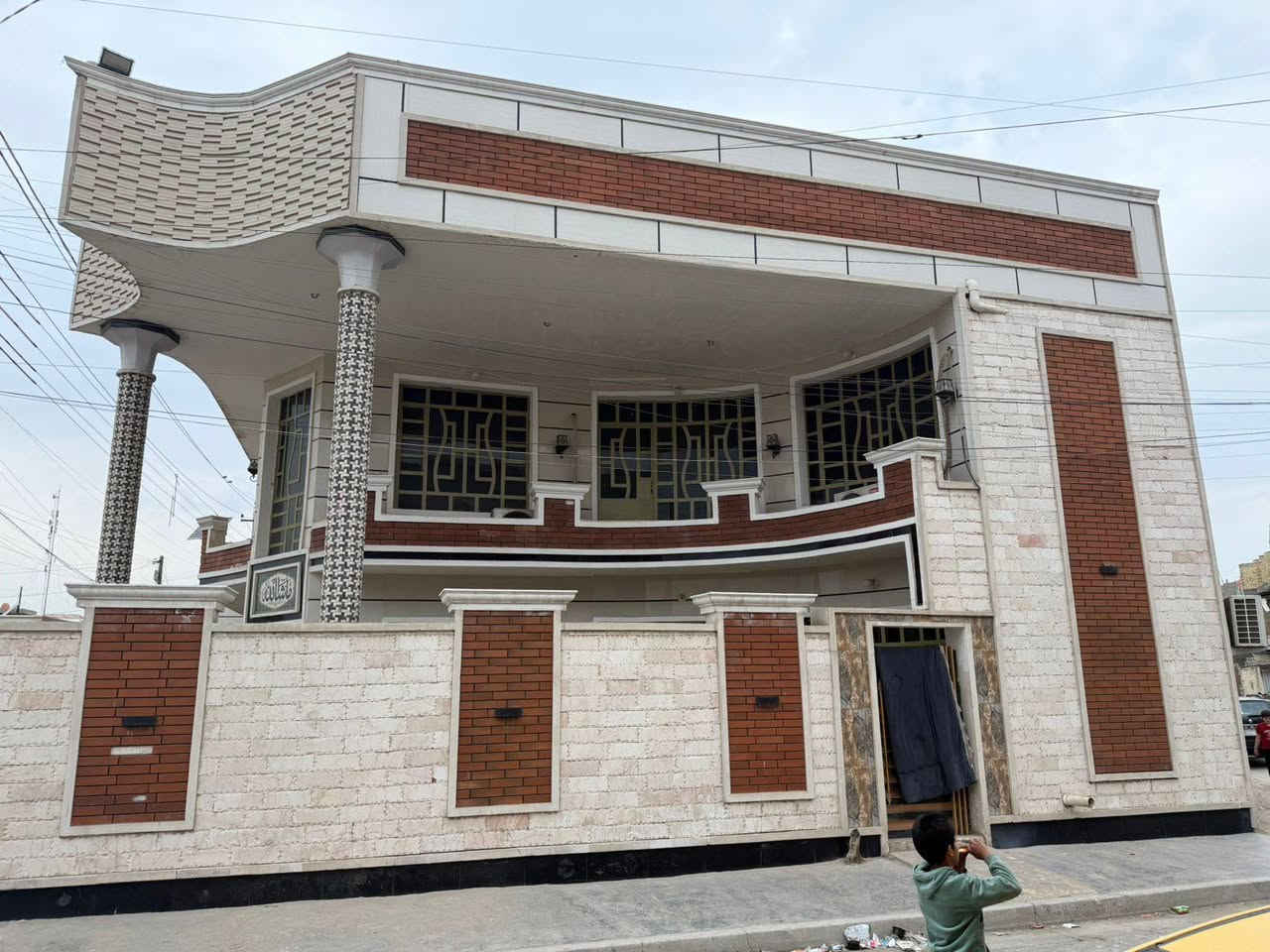 السلام عليكم 
بيت مساحه 300 متر للبيع امانه مصفر وماشي بلمعامله مال التطويب باقي بس عله الجنه مال الكشف
البيت يحتوي على استقبال 10في4
هول 5في6
وصاله 10في5 مفتوحه للطابق الثاني 
مطبخ 3في4 واصافه ومطبخ حار
و5 غرف نوم اسويت 
كل غرفه بيها حمام
وجوه 3 حمامات خارجيه وداخليه 
لمعرفه السعر اتصل بلرقم 
***********
رحمه على موتاكم الميعجبه المنشور ايعبره 
بدون تنمر 
مع احترامي للعالم
