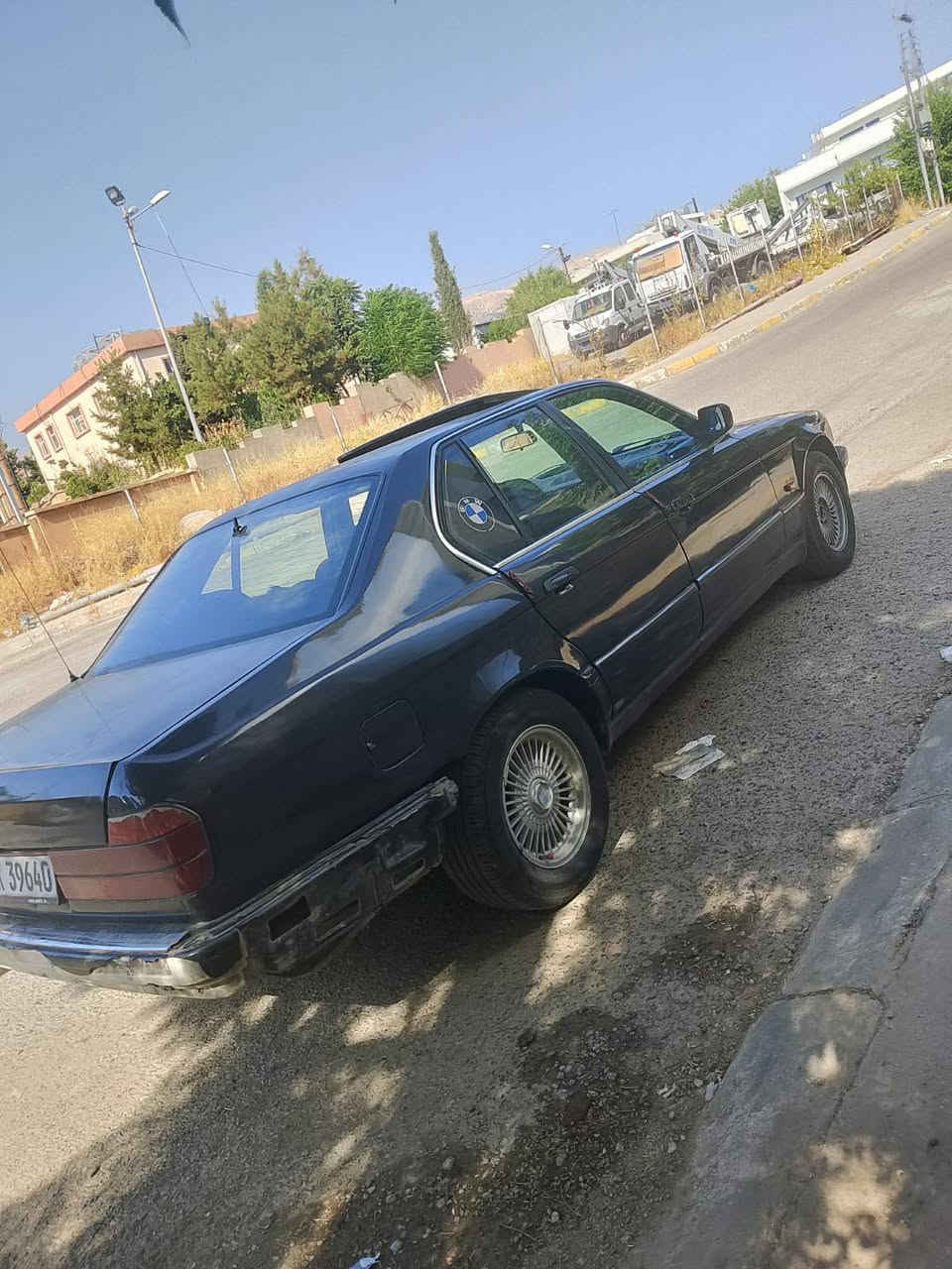 السلام عليكم للبيع بي ام دبليو موديل 92 رقم بغداد بسمي تحويل مباشر بيها صبغ عام مكان سياره سليمانيه سعر 35 وبيها مجال لشراي يتصل ***********
