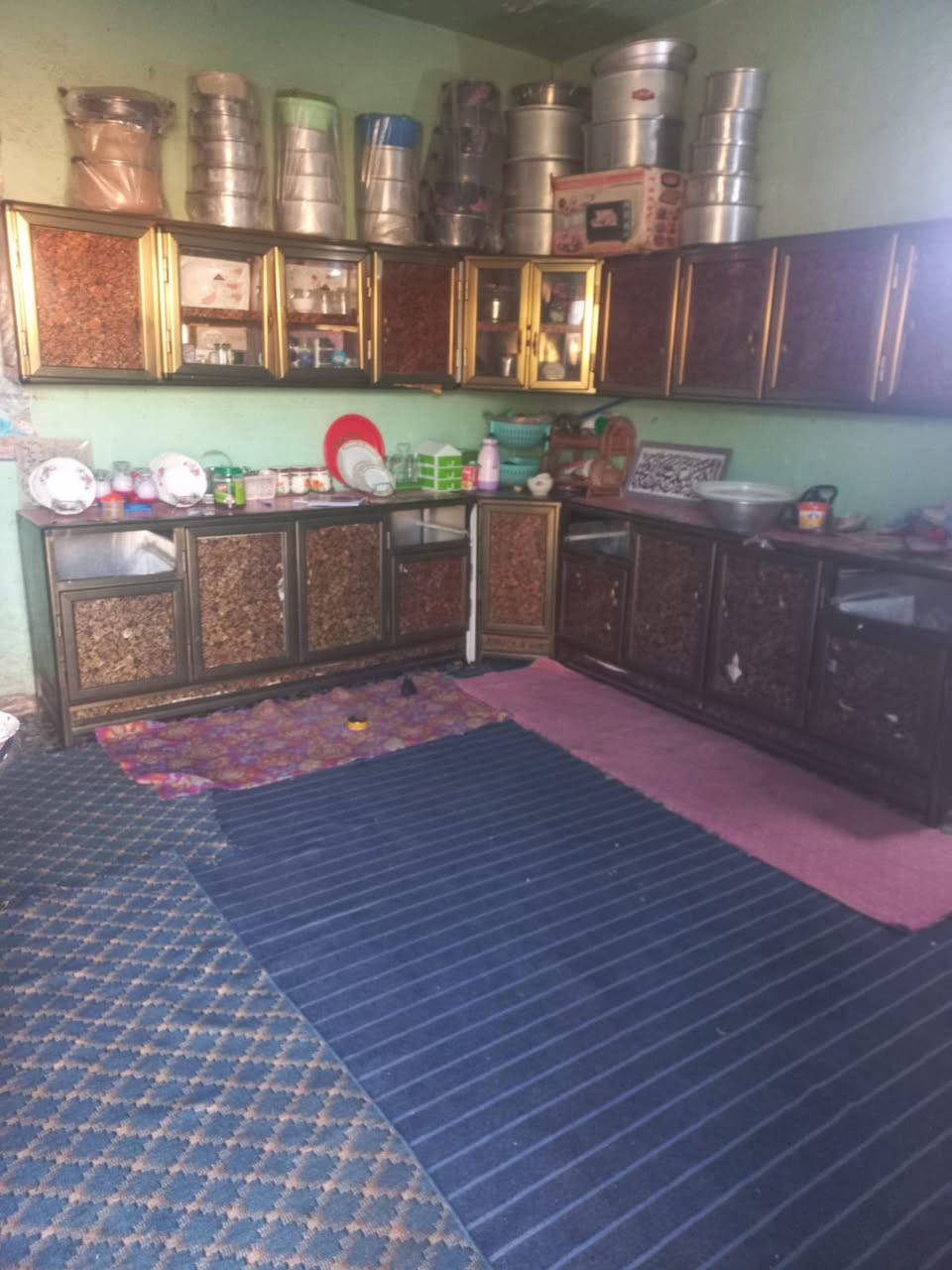 السلام عليكم ورحمه الله بيت زراعي مساحه 430 يحتوي على مضيف 8 4 صاله طعام 6*5 وغرفة  5*4ومطبخ 4*4 وحمام داخلي وصحيات خارجيه وسكف كونكريت والأرضية كاشي مي أسأله وكهرباء قريب على قريه بني عجيل بناءً حديث معروض 40مليون ***********
