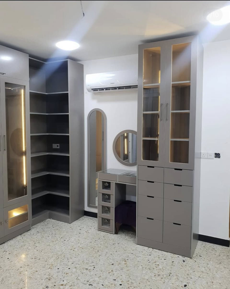مرحبا

عندي هاي دريسنك روم مصممتها قبل خشب mdf نوع  درجة اولى لون رصاصي كلش مميز اللون و  كلش عملي وميبين بي اتربة وبيها لدات اضاءة داخلية وهي جام ميز تواليت بي تقاسيم كلش عملي ومريح
كلفتني ٣ ملايين دينار عراقي ابيعها ب مليون ونص كاملة ( كنتور و ميز تواليت و جزامة ) وبيها من جانب رفوف للعطور و انتيكات كلش لطيفة حركة 
مكاني بغداد ماعندي فتح وشد ولا توصيل 
بالصور حاطة قياساتها بالمضبوط


**إذا كنت صاحب هذا الإعلان وتريد حذفه لأي سبب، رجاءا أرسل رسالة إلى الدعم الفني**