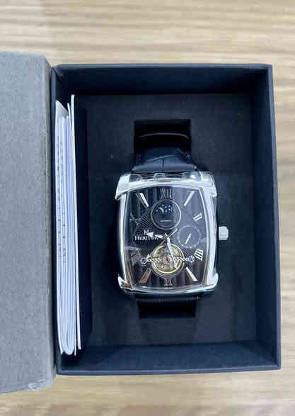 للبيع – ساعة Heritor Valentin أوتوماتيك فخمة

إذا تدور على ساعة تلزم اليد وتكول أناقة… فهذي هي المطلوبة!
ساعة Heritor Valentin – Automatic تصميم ملكي، حركة ناعمة، وحضور يخبل.

⸻

⭐ المواصفات
 • حركة أوتوماتيك بـ 20 جوهرة… دقّة وثبات بدون بطارية.
 • هيكل ستانلس ستيل 316L قوي وما يصدأ.
 • زجاج معدني بطبقة سافير ضد الخدش.
 • عقارب مضيّئة، خلفية شفّافة تبين مكينة الساعة.
 • حزام جلد طبيعي عالي الجودة.
 • تاريخ + طور القمر بشكل فخم جداً.
 • مقاومة ميّه 5 ATM.

⸻

📏 الحجم
 • حجم الهيكل: 38مم
 • ويه التاج: 41مم تقريباً
 • السمك: 14.5مم
 • عرض الحزام: 22مم

⸻

💰 السعر: ٥٠٠ الف 

قطعة فخمة، ناعمة بالحركة، وتنسيقها على أي لبسة يطلع روعة.

للتواصل خاص او واتس اب
***********
