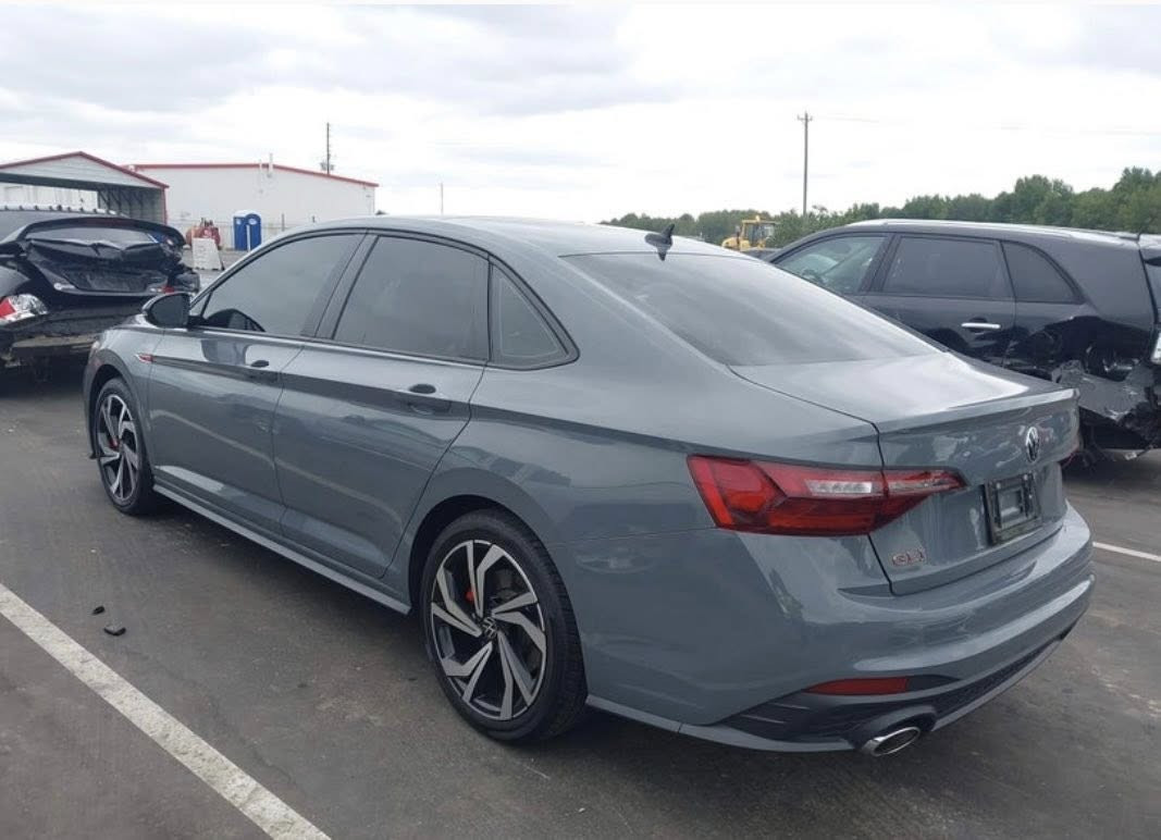 Volkswagen Jetta 2024 GLI Autobhan 
17000 مایل رۆیوە
سبوغ/ نیو پارچە 
ارباگ/ بەس شان 
دوو بەسمە 
ژمارە کاتی 
پێشو پشت کەپس 
بئ مسرەف 
سعر/ 213$ مجال 
***********.WhatsApp
