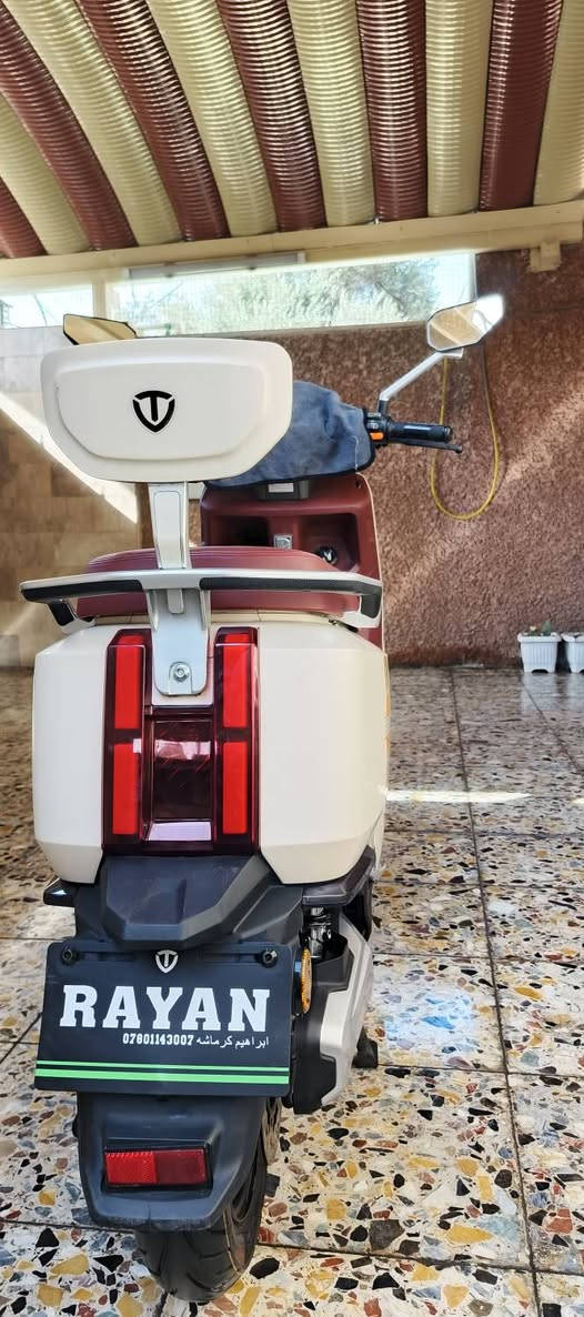 السلام عليكم
دراجة شحن ريان وحش الكون معروفة 
6 بطاريات سرعة 80-85 
نظام P و نظام الرجوع للخلف R 
الدراجة نظيفة على استخدامي الشخصي شرط البطاريات بحالة ممتازة تاخذها انطيك ضمان بيها تمشيك من 50-70 كيلو بالشحنة الوحدة 
الدراجة مبدل بيها المواد الاستهلاكية مثل الدسكات الامامية و الخلفية و التاير الخلفي الجوزة إلي بطن الصندوق جوزة القطع الدراجة كاملة مكملة 
مكاني بغداد مدينة الصدر الحبيبية سعرها 900 ألف 
راسلني واتساب فقط رسائل ليس اتصال 
 ***********
