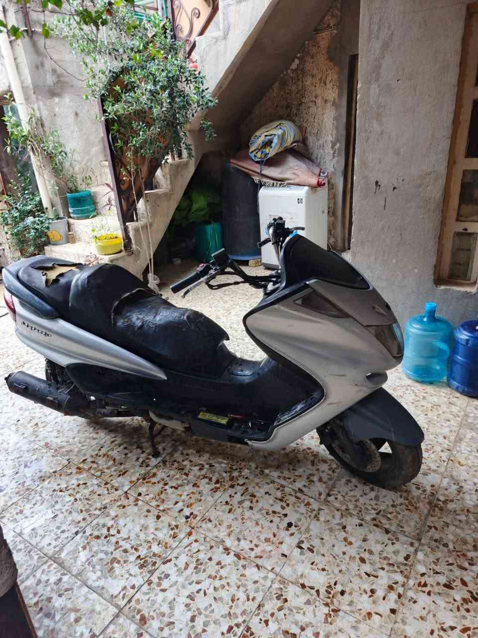 سلام عليكم دراجه ماجسته ربع سرعه160مكفوله ونضيفه وكامله شلعه ومعدل معدل160 عوزه بس دوشمه كشن وهاهيه دراجه شغل واطلع البصره مكاني حي الجهاد بغداد استفسار***********
