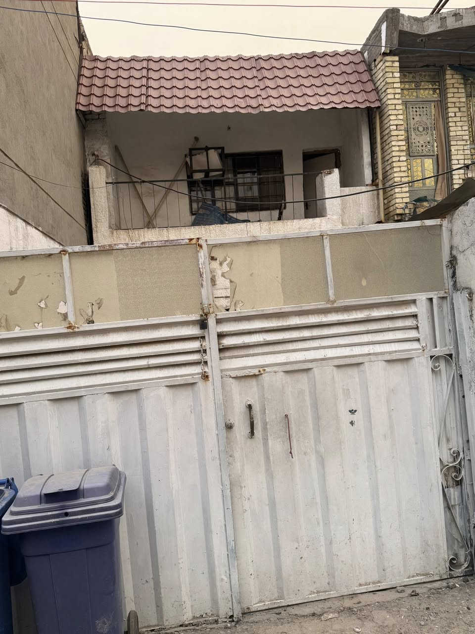 🏡 بيت للبيع بسعر فرصة حقيقية في البلديات

📍 العنوان: بغداد – البلديات / دور العمال، قرب مدرسة الأمجاد للبنات

📐 المساحة: ١٠٠ متر
↔️ الواجهة: ٥ متر
📏 النزال: ٢٠

✨ تفاصيل البيت:
🚗 كراج كبير
🛋️ استقبال
🛏️ غرفة نوم
🍽️ مطبخ صغير

🔝 الطابق الثاني:
🛏️ غرفتين نوم
🏠 غرفة سندويج
🏠 غرفة عگادة

🔥 البيت أحلى من التصوير وناقص فقط الغسلة والترتيب النهائي

💰 السعر: ٢٠٠ مليون فقط
🤝 البيت معروض بهذا السعر المناسب كمساعدة للمشتري حتى يرتب البيت حسب ذوقه واحتياجه
⚡ فرصة ممتازة وماكو هيج سعر حالياً بمنطقة البلديات

📞 للاستفسار والمعاينة: ***********
🏛️ مكتب الهـادي للعقار والمقاولات
