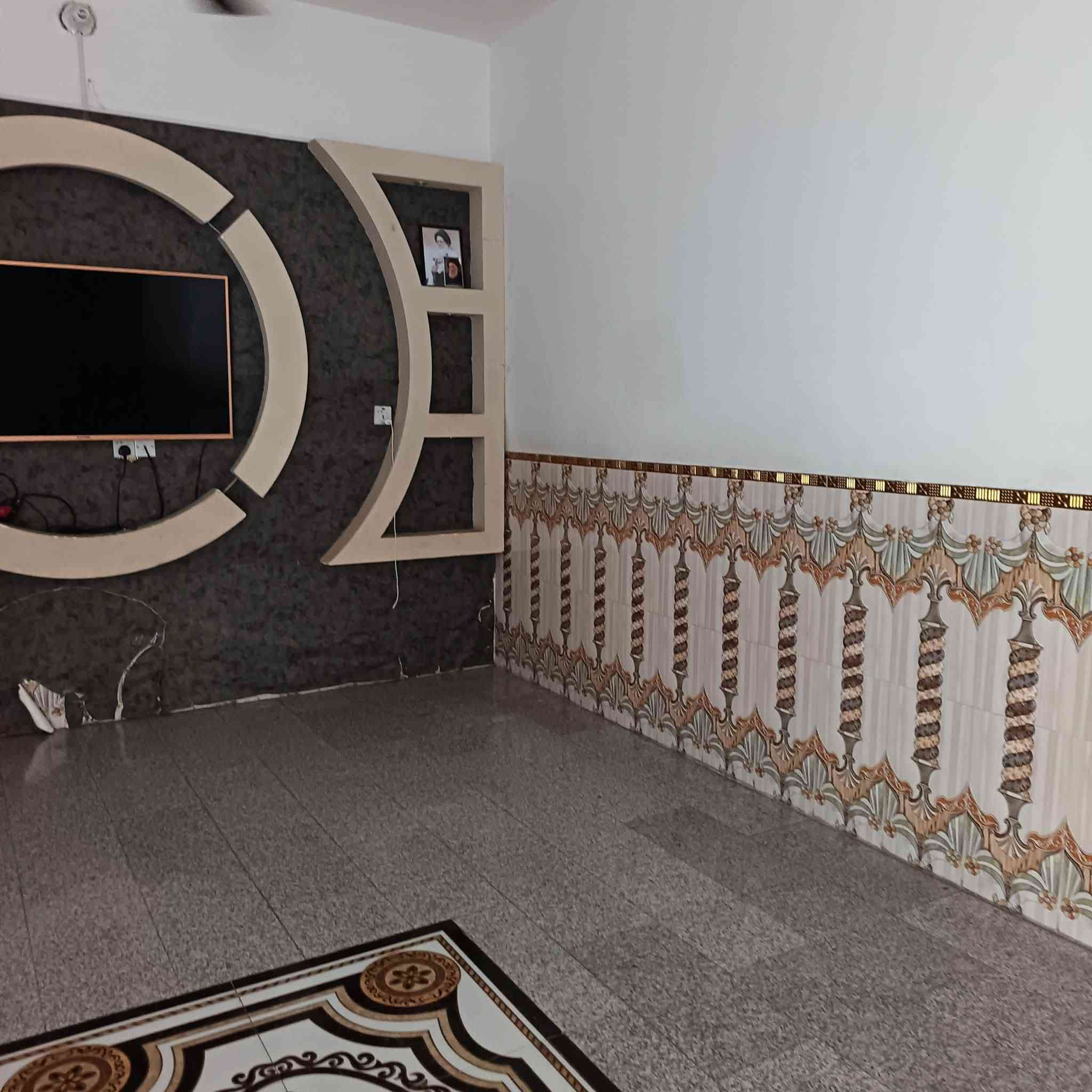 بيت للبيع مساحة 300 طابوه صرف بناء حديث غرفتين هول صاله مطبخ صحيات داخليه وخارجيه طرمه جبيره بناء طابوك سقف صب البيت ركن  عنوان حريه وره مستشفئ قرب حسينيه السجاديه  سعر    135وبي مجال  ***********
