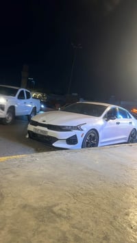 K5 موديل2021 واردي امريكي حادثها  موجود وبيها قبق جنطه مبدل وصبغ جاملغ...