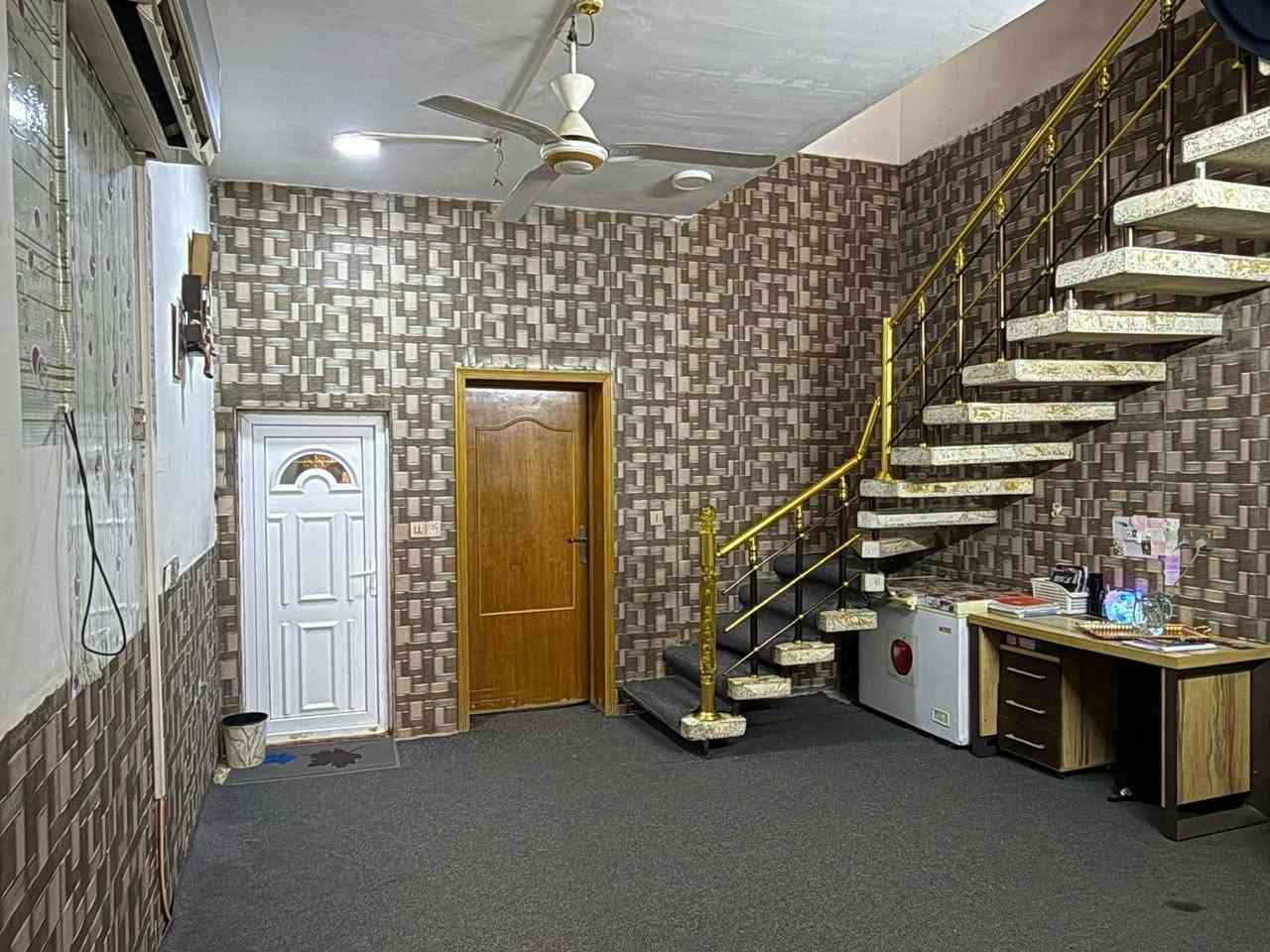 بيت 100مترملحق الفارس طابق ونص الفوگ غرفة وصالة وصحيات والجوه استقبال وغرفه وصالة ومطبخ وصحيات 2 سعره 145 وبي مجال امراوس هم يرهم اب قطعه 200بالعتبه ***********
