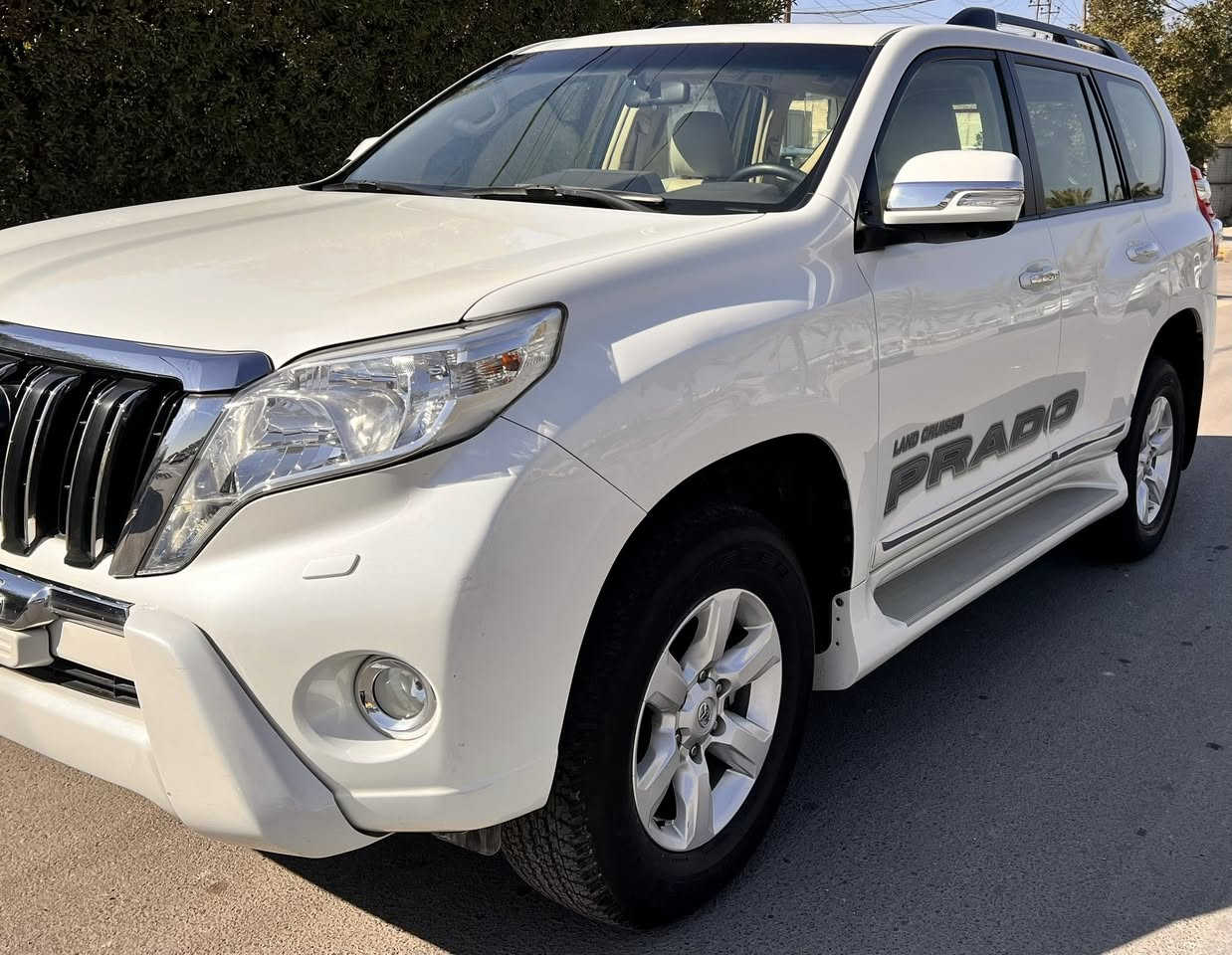 السلام عليكم 
برادو 2015 فول مواصفات اربع كامرات مكفولة كفالة عامه من كلشي حتى الدعاميات ماشيه 90 الف رقم بغداد الجديد بأسمي 
المواصفات 
بصمة 
فتحة 
4 كامرات 360 درجة 
كشنات تدفئة
كشنات جلد اصلي 
كشنات كهرباء 
مري شفط 
سبير تعليك 
شاشة جبيرة
حساسات 
محرك 6 سلندر 
7 راكب 
3 قطع تبريد 
وبعد بيها هواي مواصفات 
السياره مكفولة وجديدة وما بيها برغي نقص بيها تخم تاير جديد وباتري جديد 
السعر 353 ورقة وبيها مجال 
الرقم *********** 
العنوان بغداد
