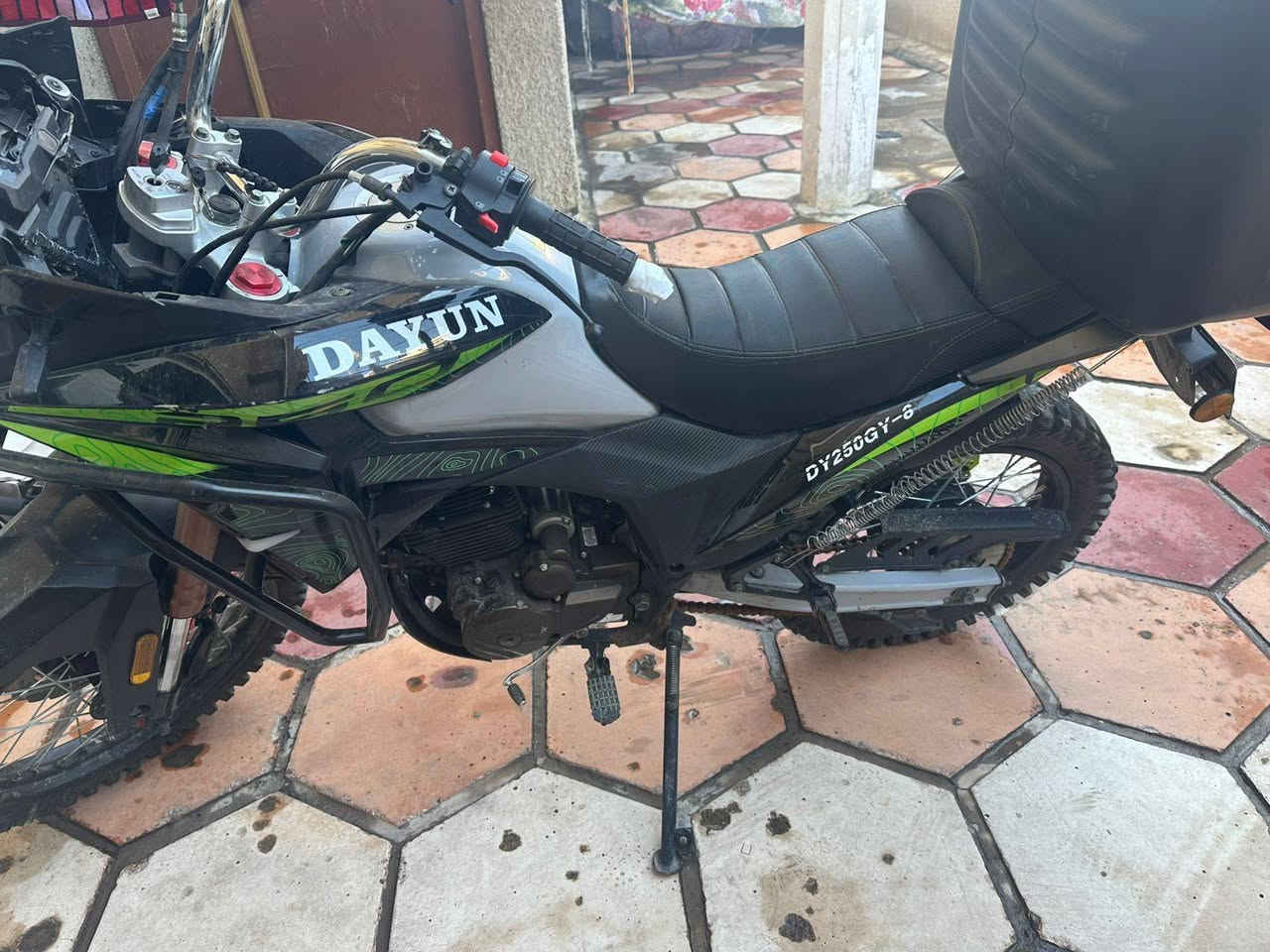 السلام عليكم 
دراجه دافنجر دايوان للبيع 
موديل 2025 مرقم تحويل ثاني يوم 
بيه حادث بسيط فقط الشاشه مال عداد
استيرن رحال 
دراجه جديده ما مفتوحه 
كلشي بيه بلادي 
متوازي علا بعته 
اريده 2او نص متوازي عليه
***********
