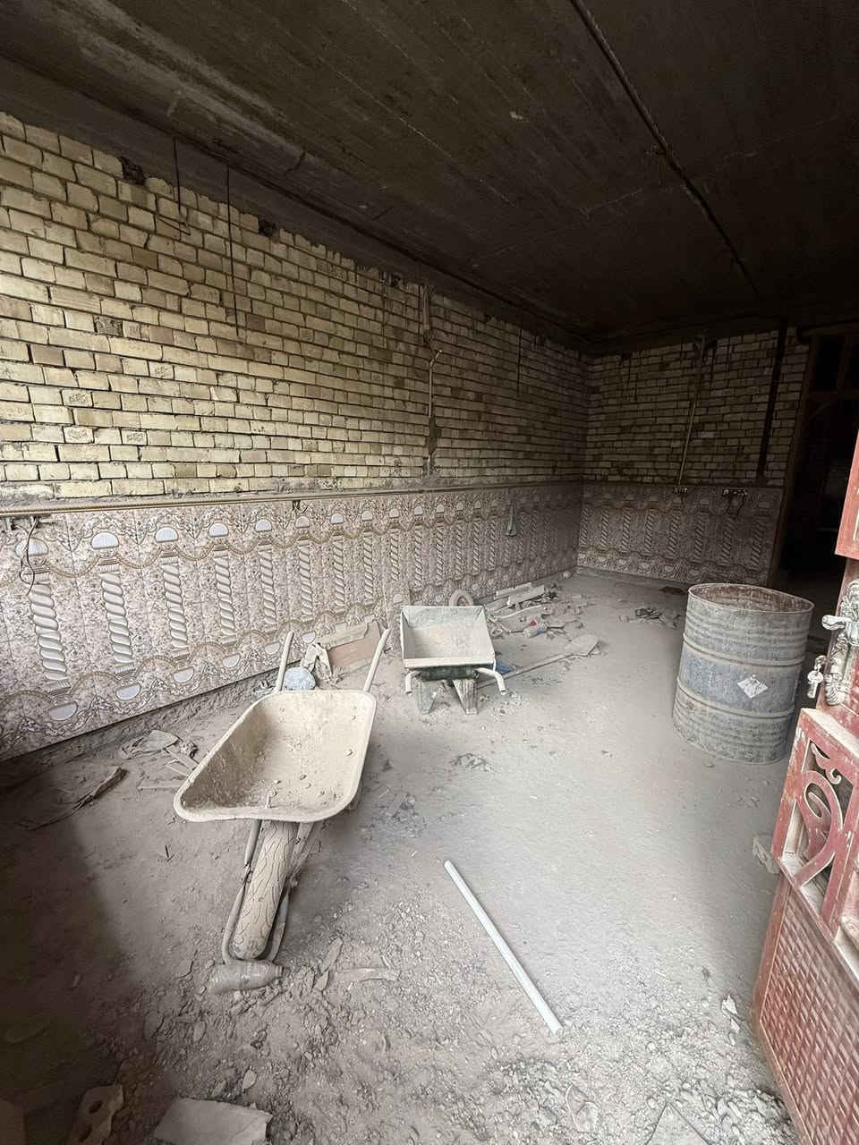 السلام عليكم …
دار للبيع المساحة 150m طابو صرف موقع الدار البلديات شارع 30 اليؤئن 

الطابق الاول يحتوي على استقبال +مطبخ +غرفة  +مناور عدد 2 +حمام خارجي وداخلي   + كراج +صالة + 

الطابق الثاني يحتوي على ثلاث غرف نوم + صالة + حمام عدد 2 

الطابق الثالث يحتوي على  بيتونه + سطح امامي وخلفي 

بناء الدار سنة 2023 درجة اولى من سيراميك رفت شتايكر لبخ 

شباك باب  كهرباء مجاري ماء كامل   يحتاج فقط ارضية وبياض 

للاسفسار الاتصال بالرقم ***********
