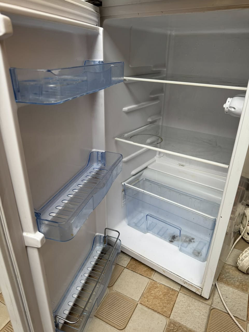 ثلاجه صغيره نضيفه بسعر 100 الف 
للتواصل واتساب  ***********
